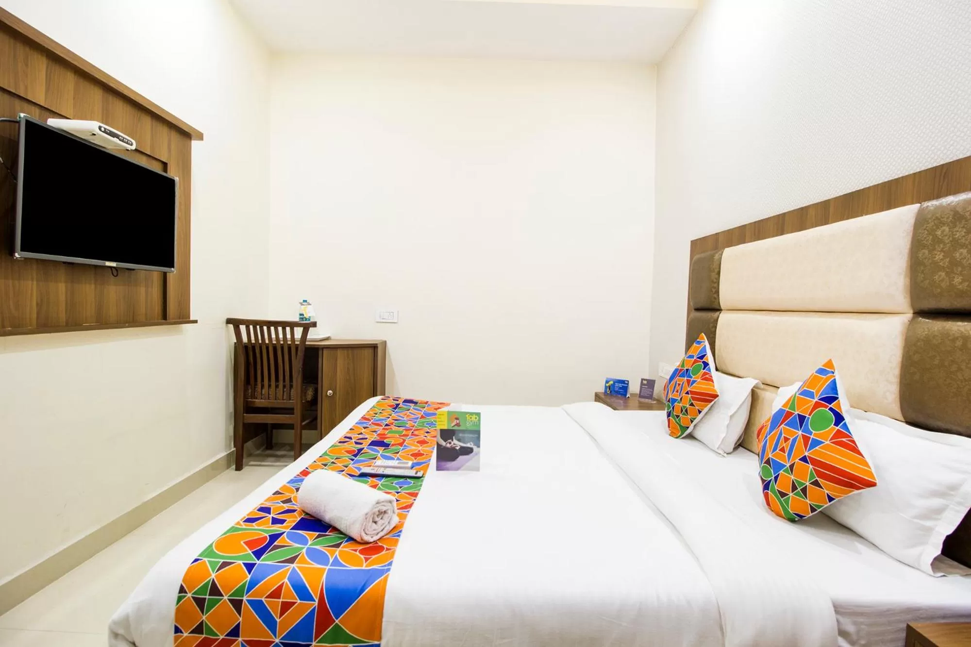 Bedroom, Bed in FabHotel Royal Villa Hussainpura Chowk