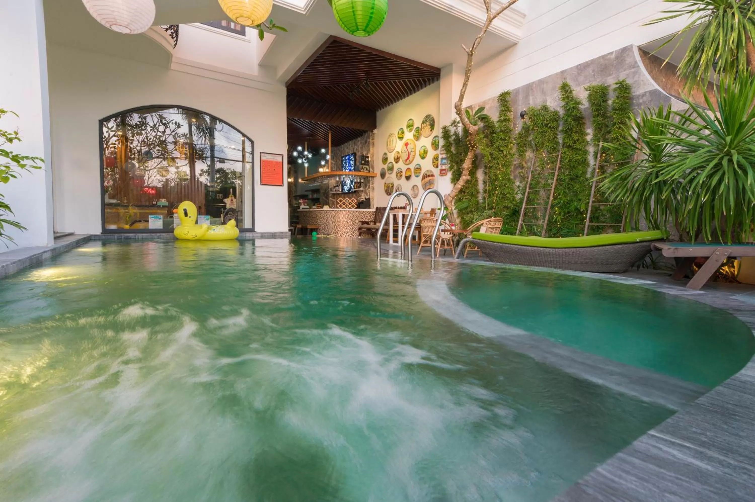 Swimming pool in Hoang Trinh Hotel