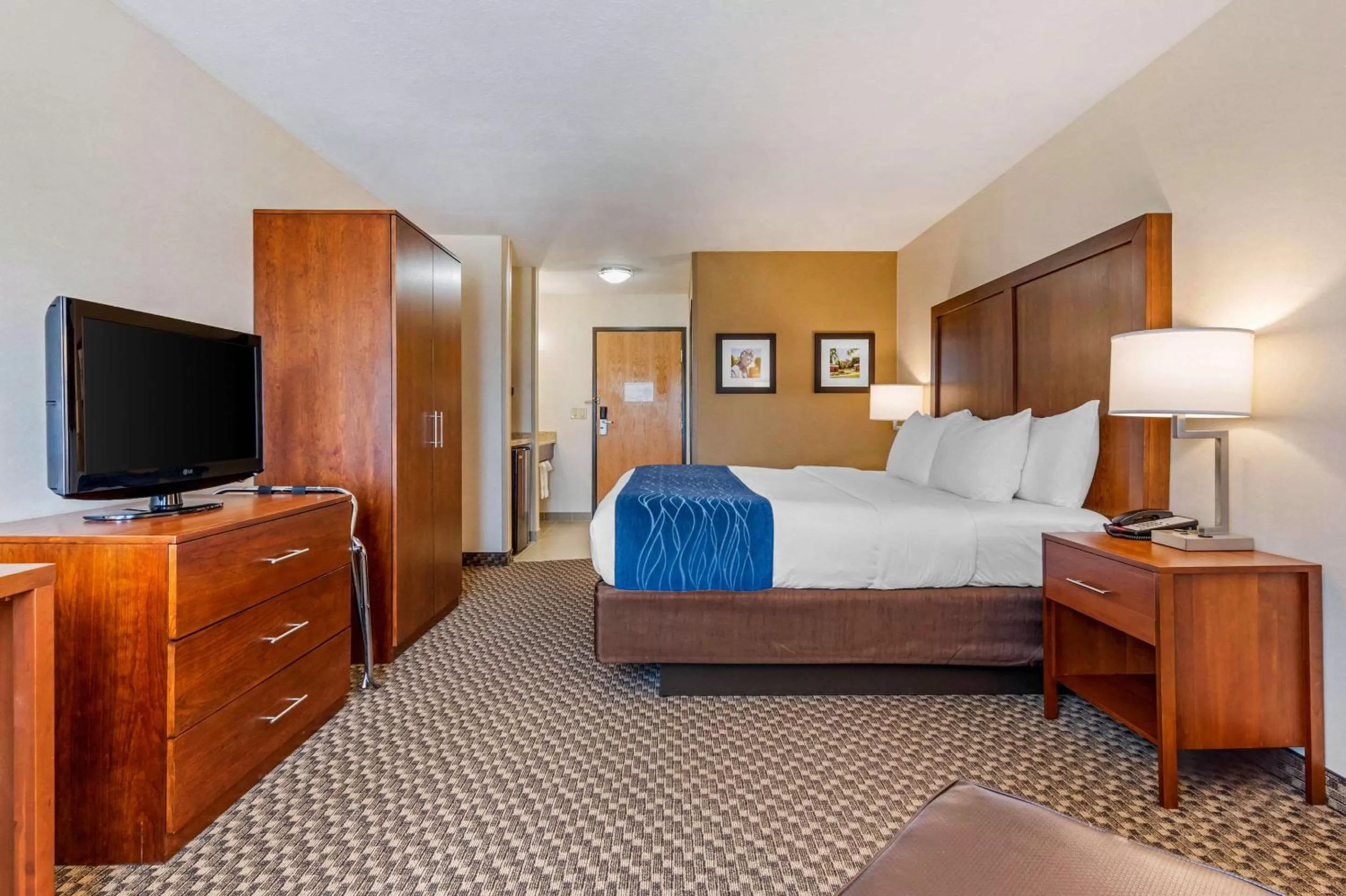 Photo of the whole room, Bed in Comfort Inn & Suites near Route 66