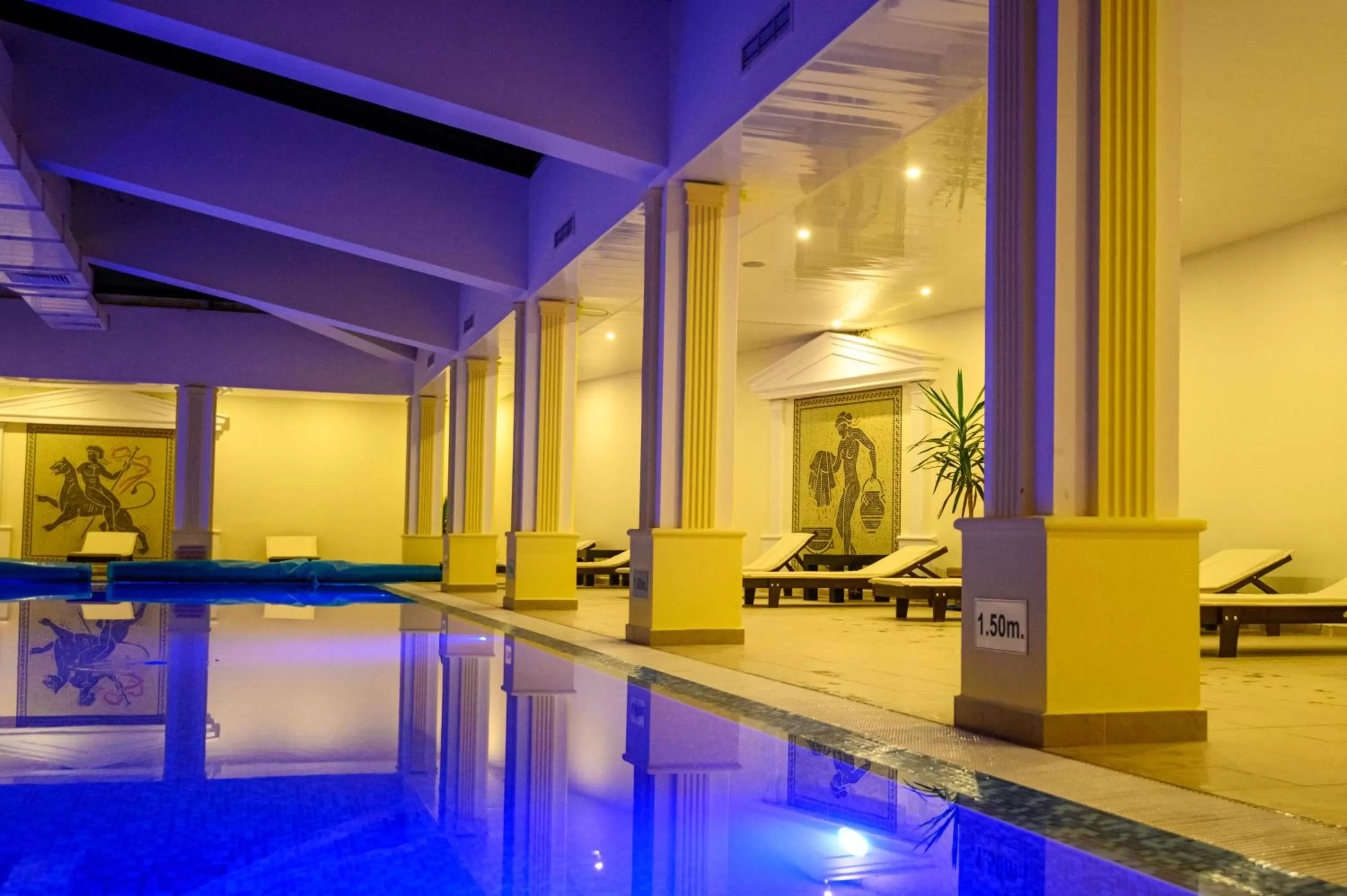 Swimming pool in Parklands Hotel & Pool