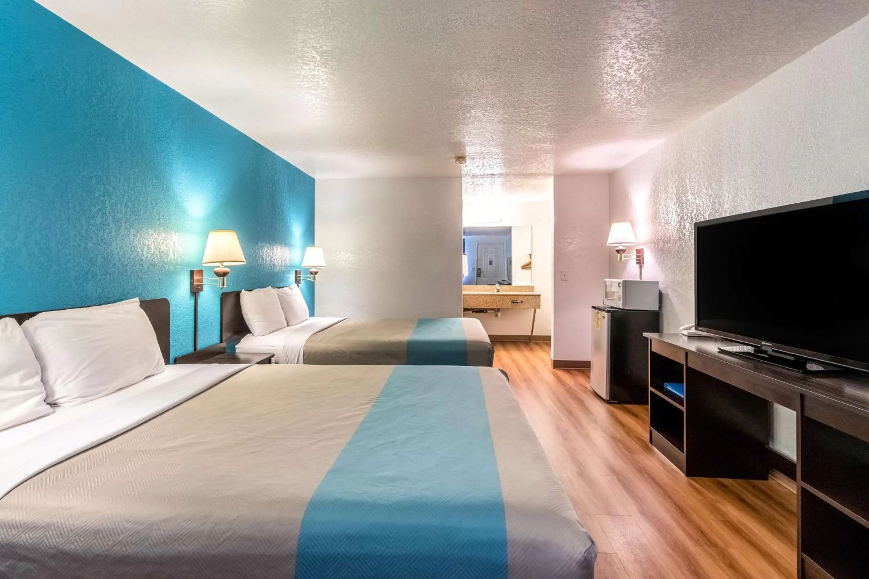 TV and multimedia, Bed in Motel 6-Astoria, OR