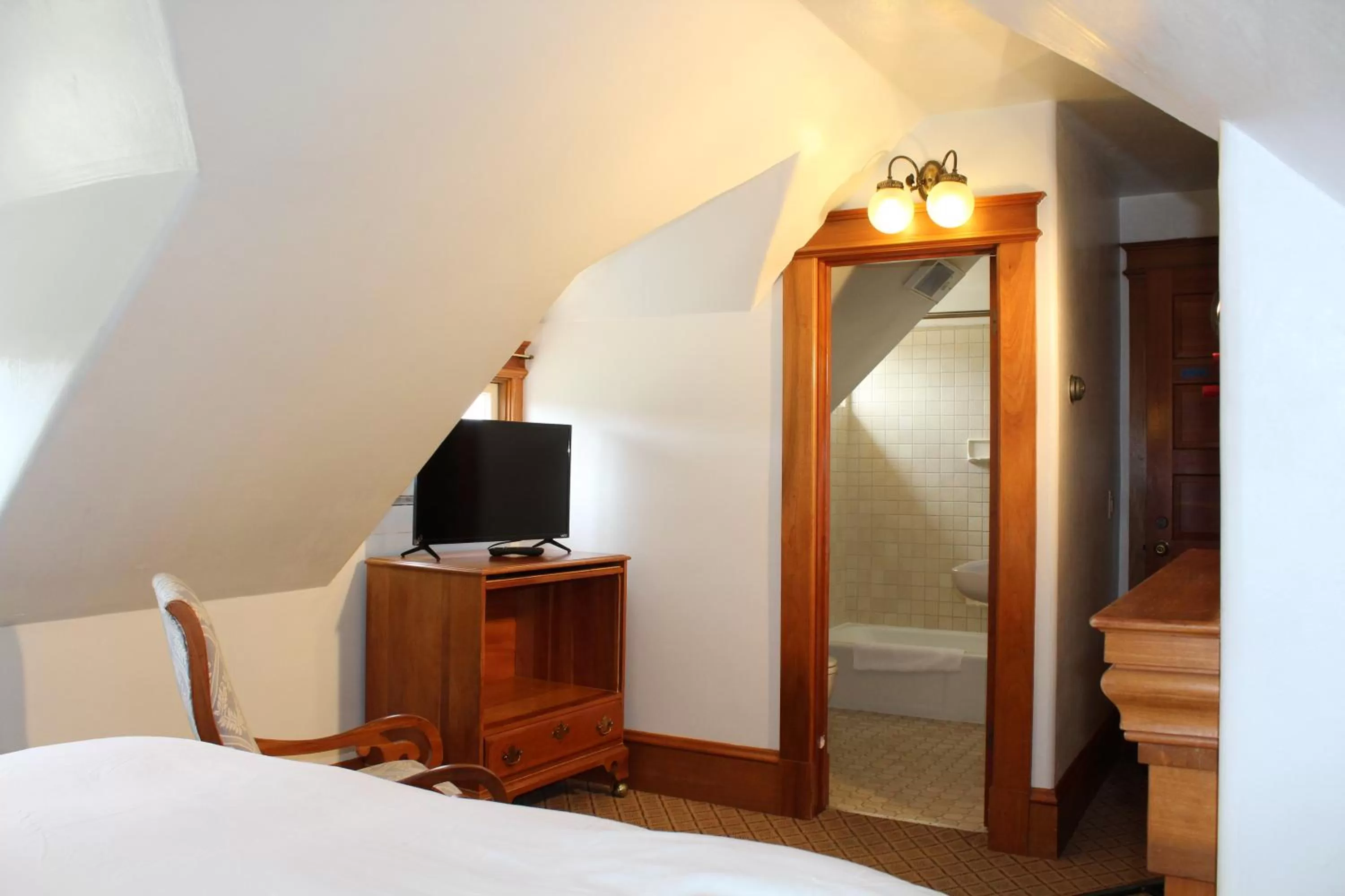 TV and multimedia, Bed in Pacific Grove Inn