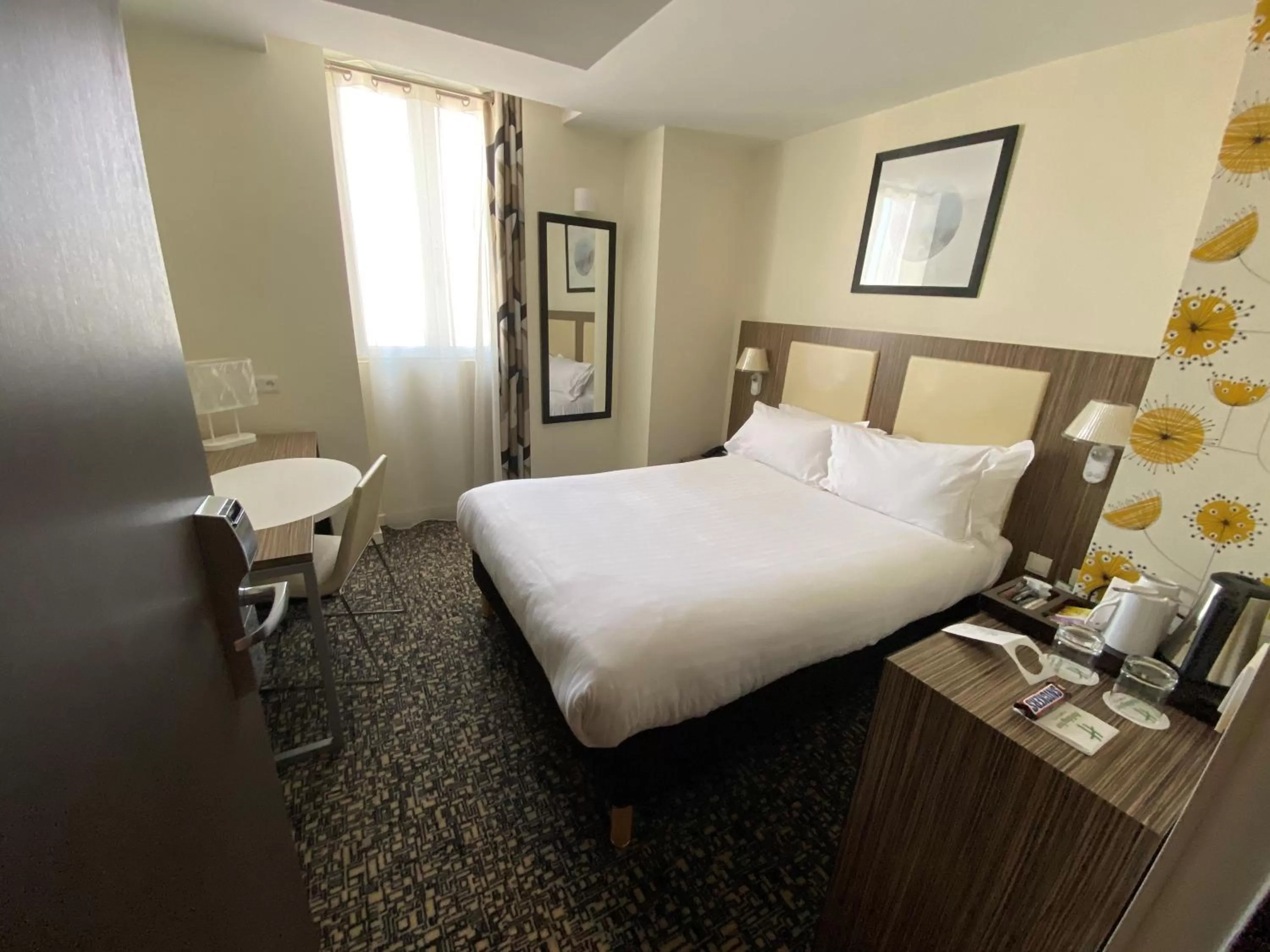 Photo of the whole room, Bed in Holiday Inn Paris Opéra - Grands Boulevards by IHG