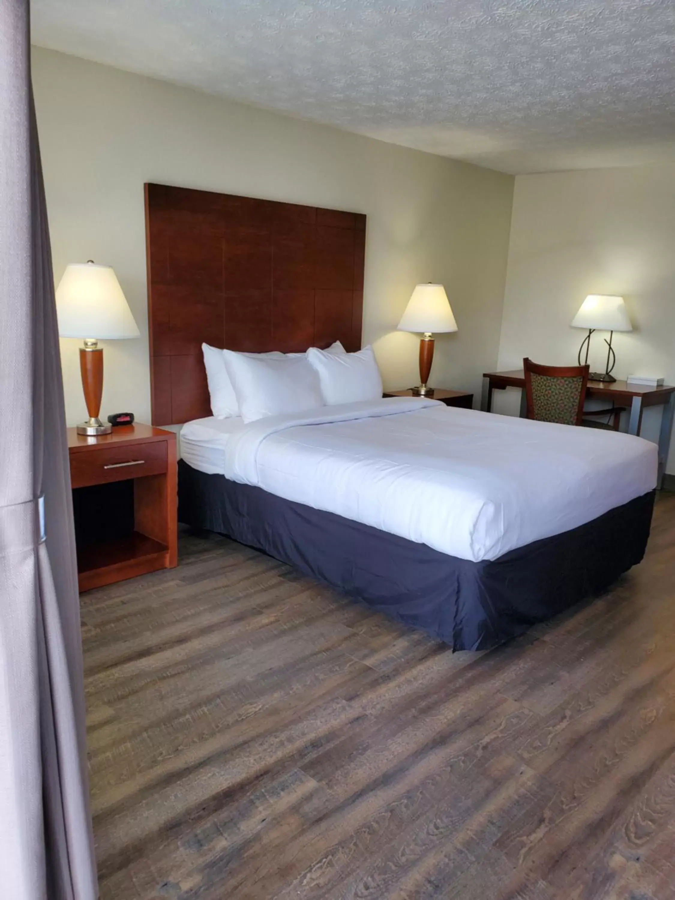 Standard Queen Room - Non Smoking in Suburban Studios Middlesboro Standard Queen Room - Non Smoking in Suburban Studios Middlesboro