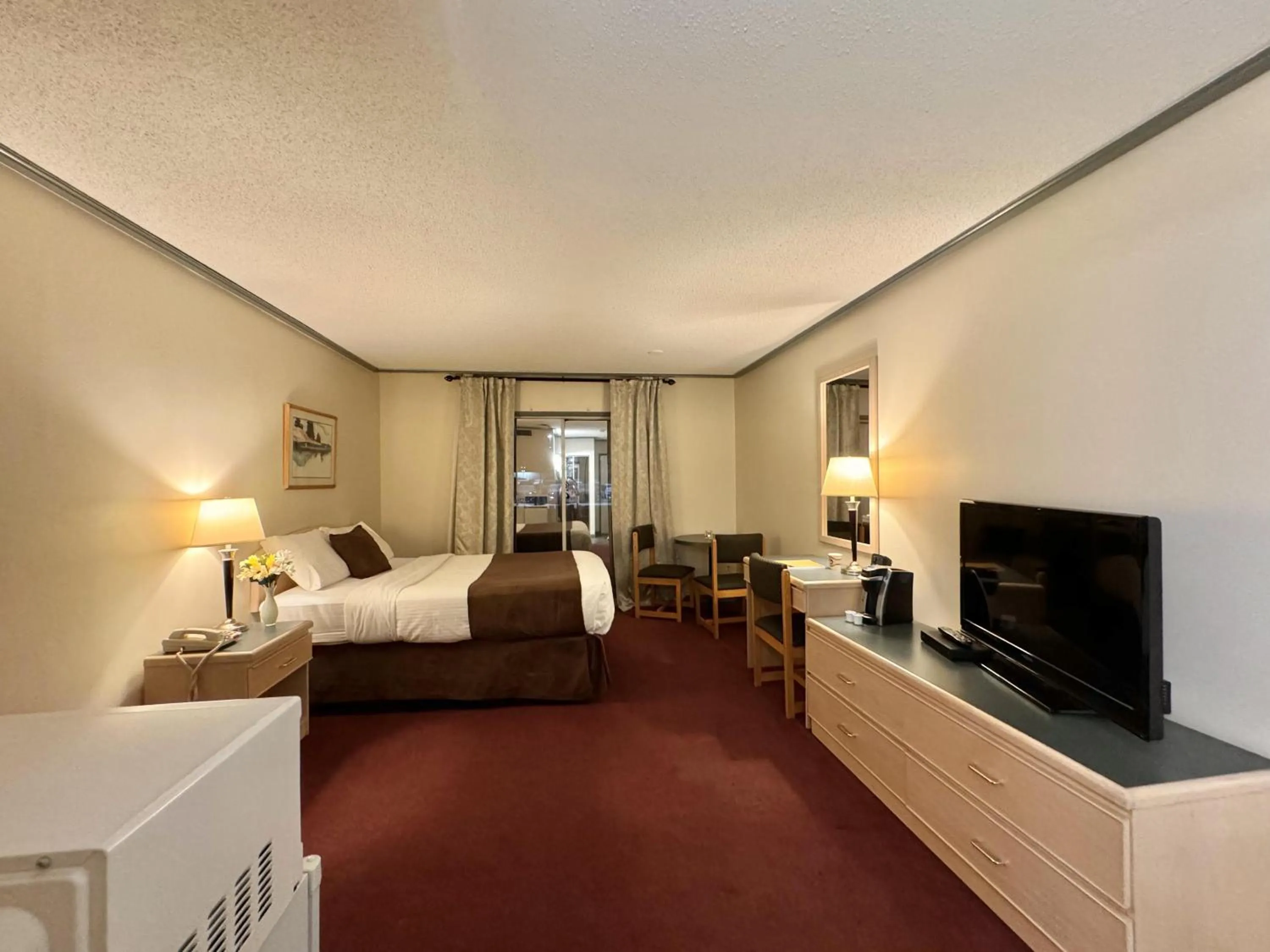 Bed in Divya Sutra Plaza and Conference Centre, Vernon, BC