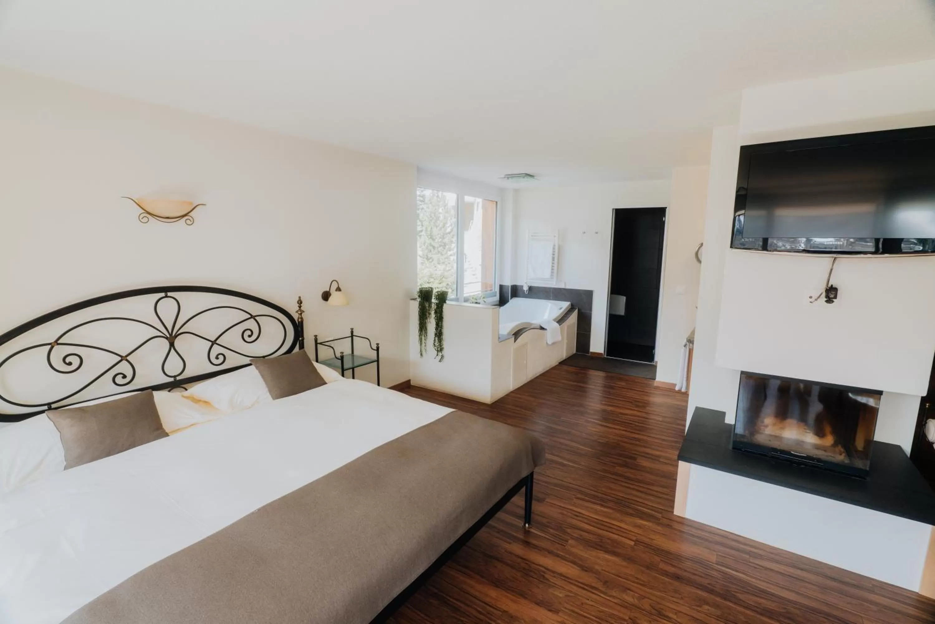 Photo of the whole room, Bed in Wellnesshotel Schweizerhof