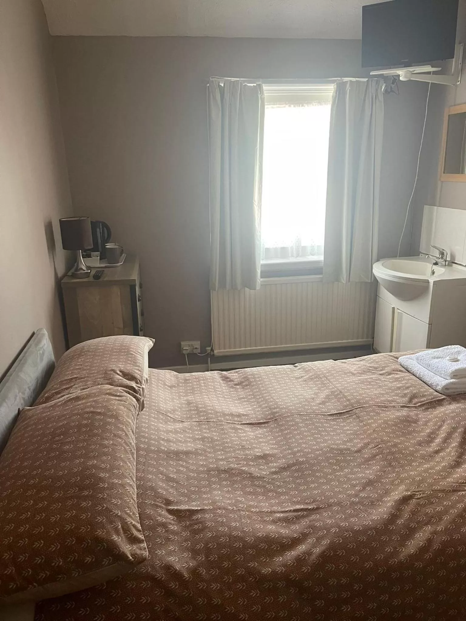 Photo of the whole room, Bed in Shakers Inn