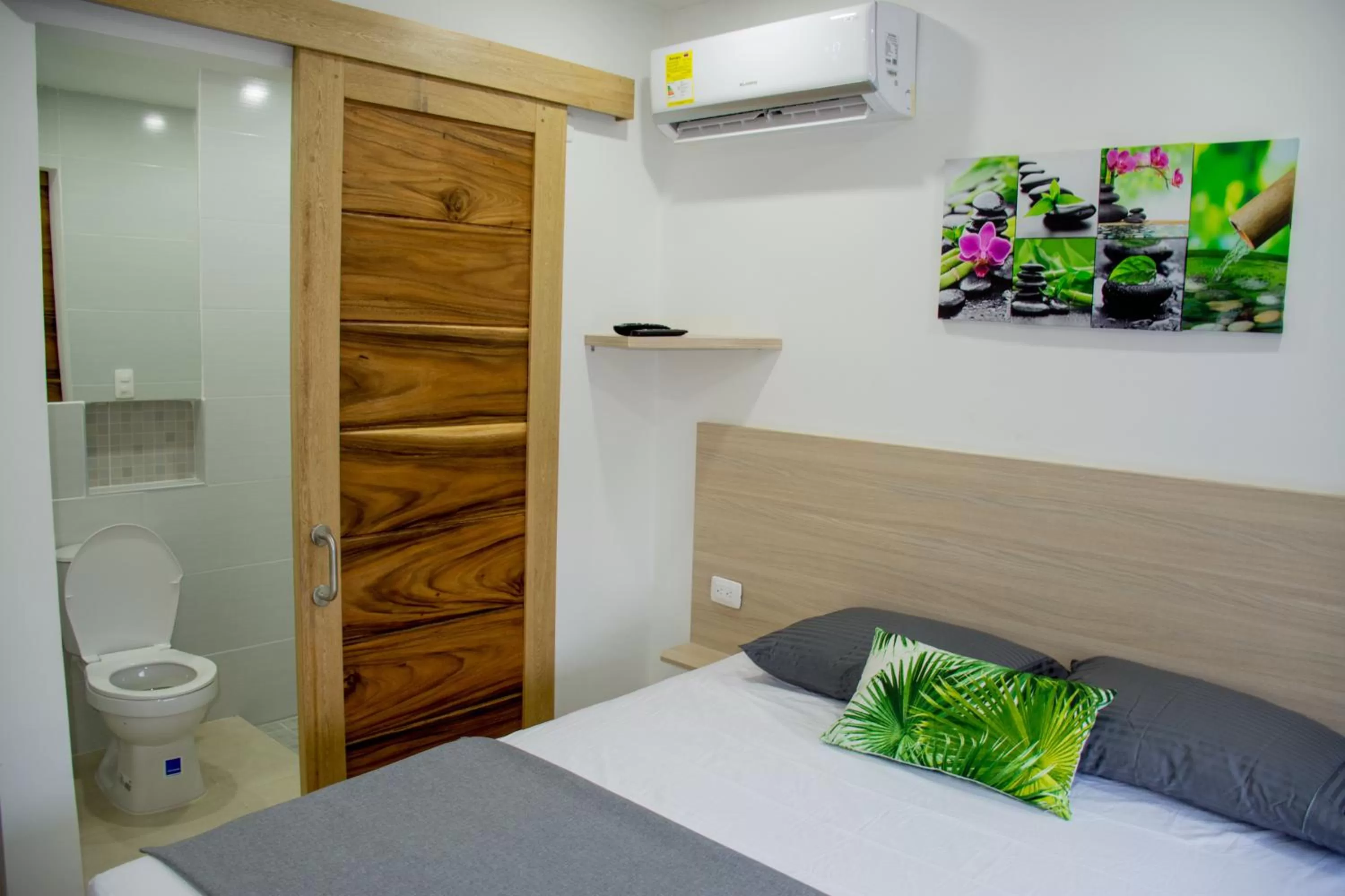 Bathroom, Bed in Stanza Hotel Monteria