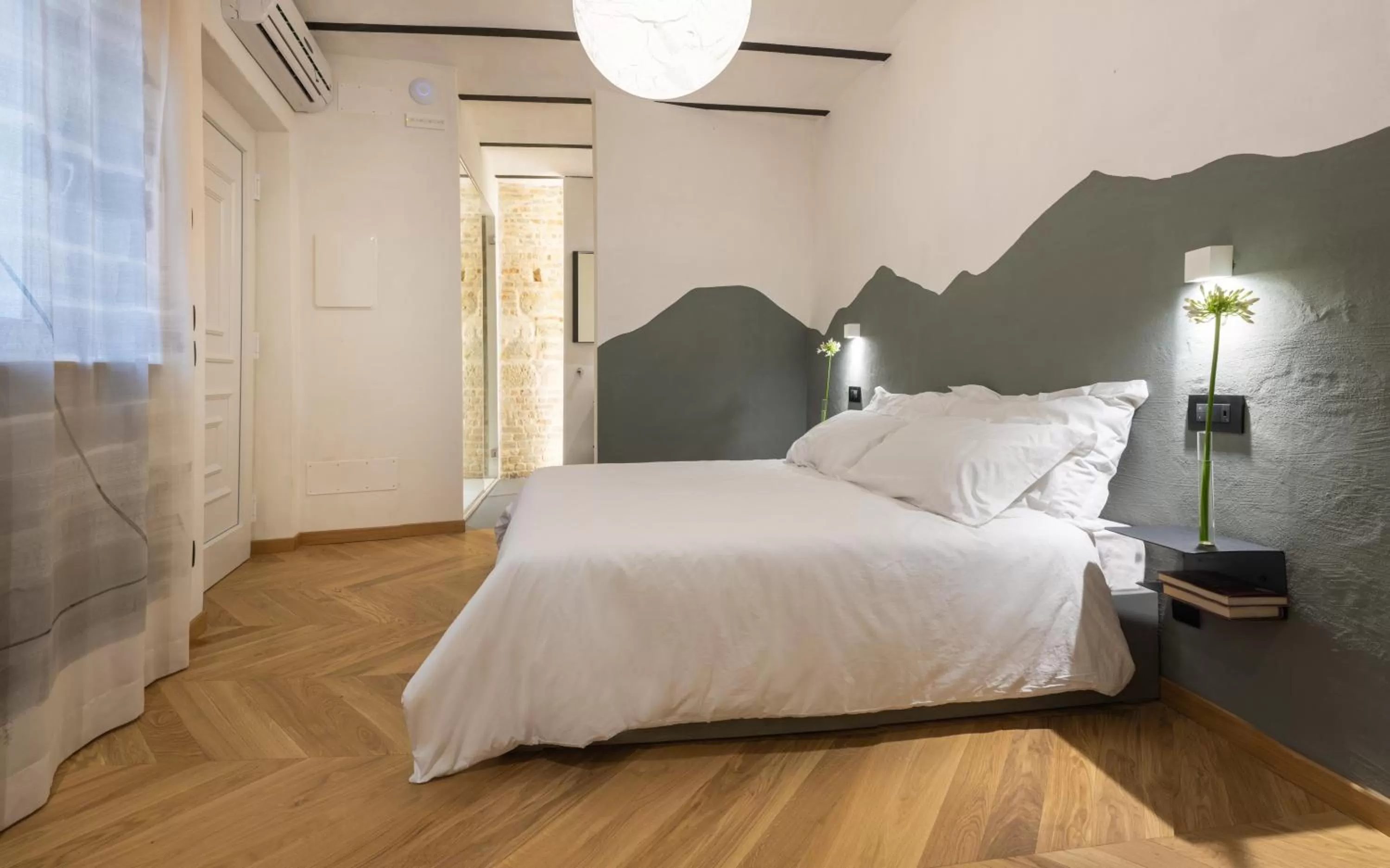 Bed in OGNISSANTI GuestHouse & Suites