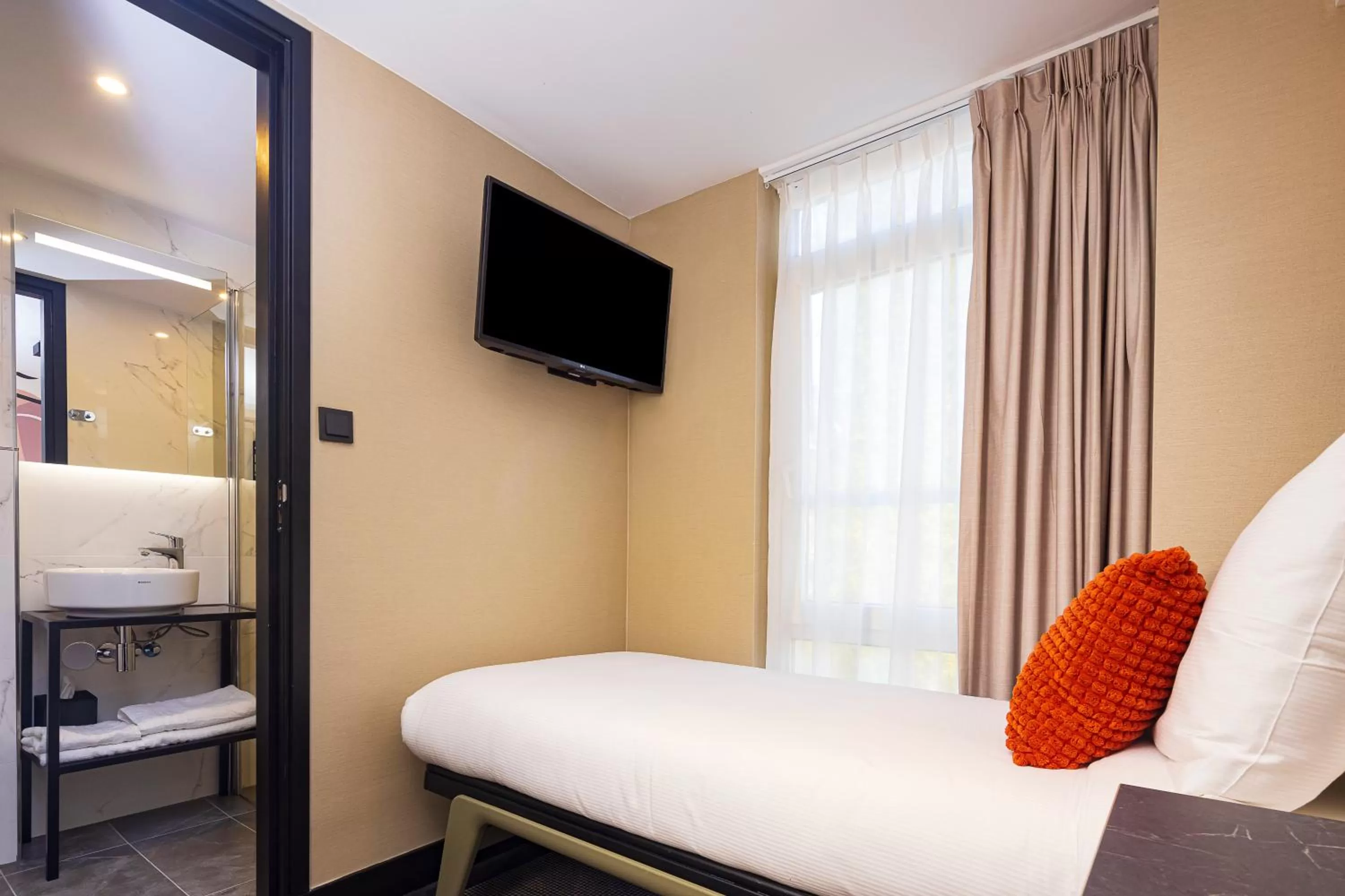 Photo of the whole room, Bed in Huygens Place Amsterdam