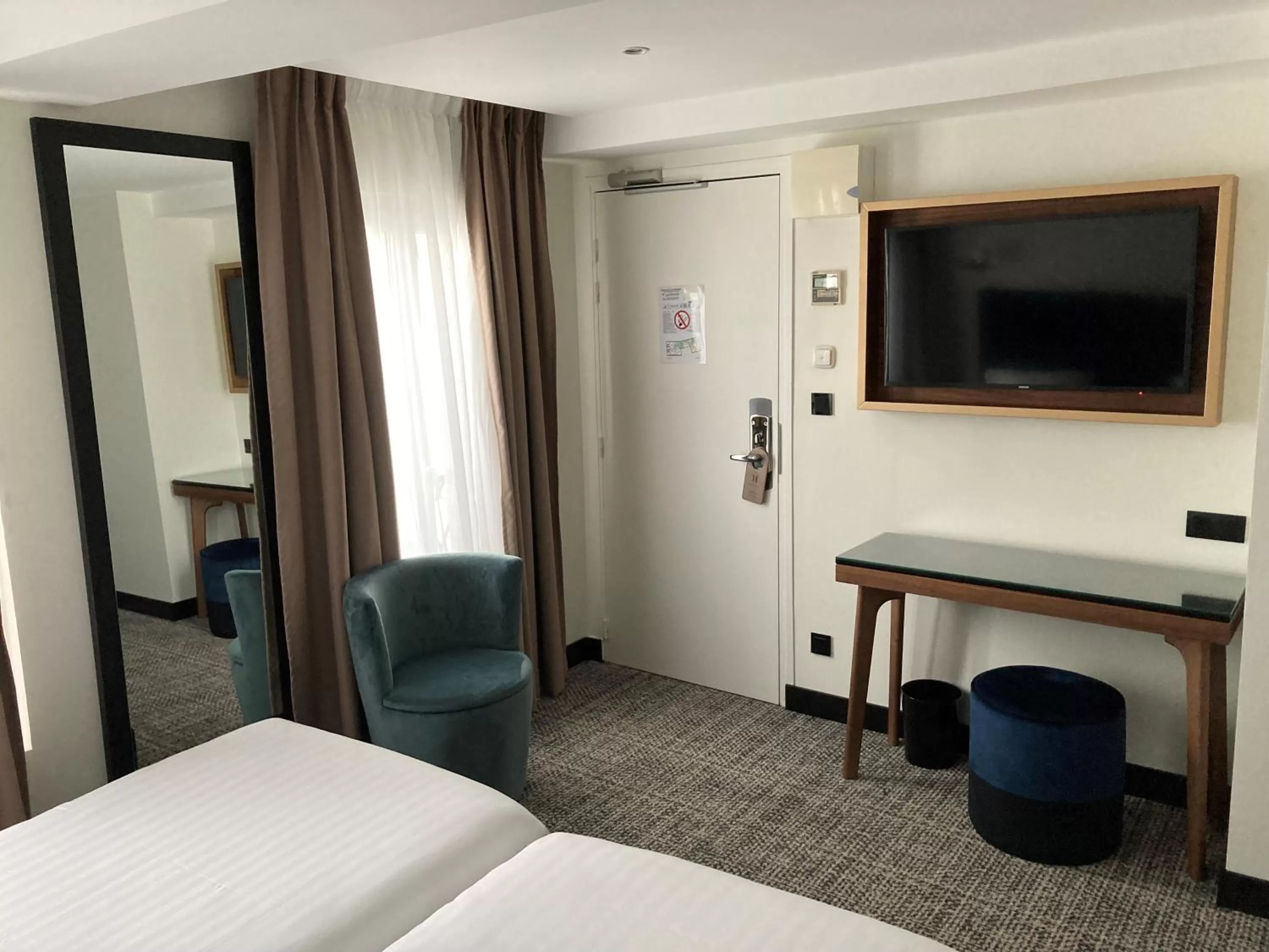 Bedroom, Bed in Le Grand Hôtel de Normandie