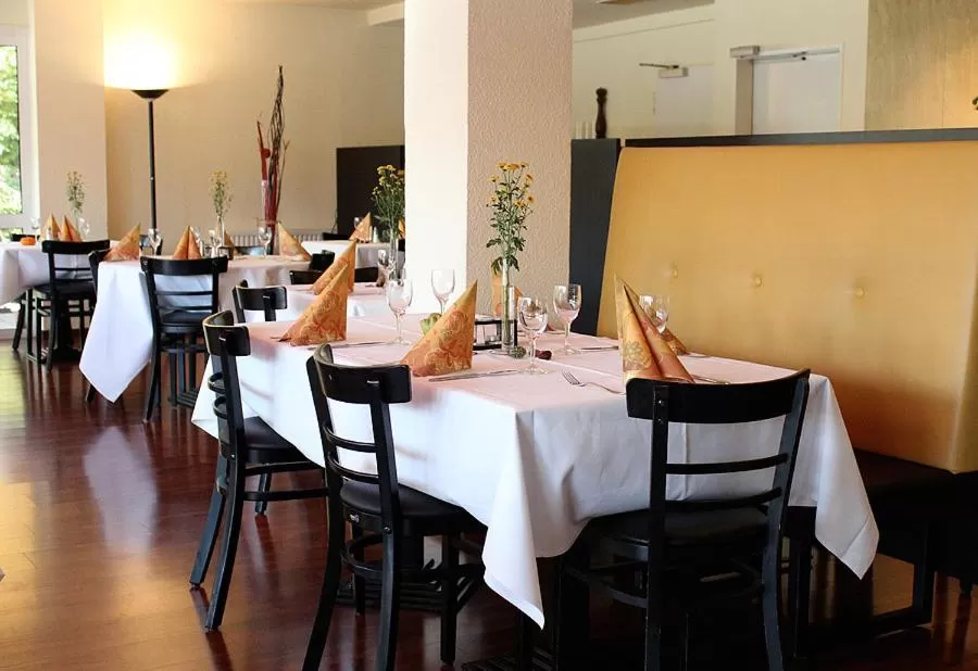 Restaurant/places to eat in Ara Classic