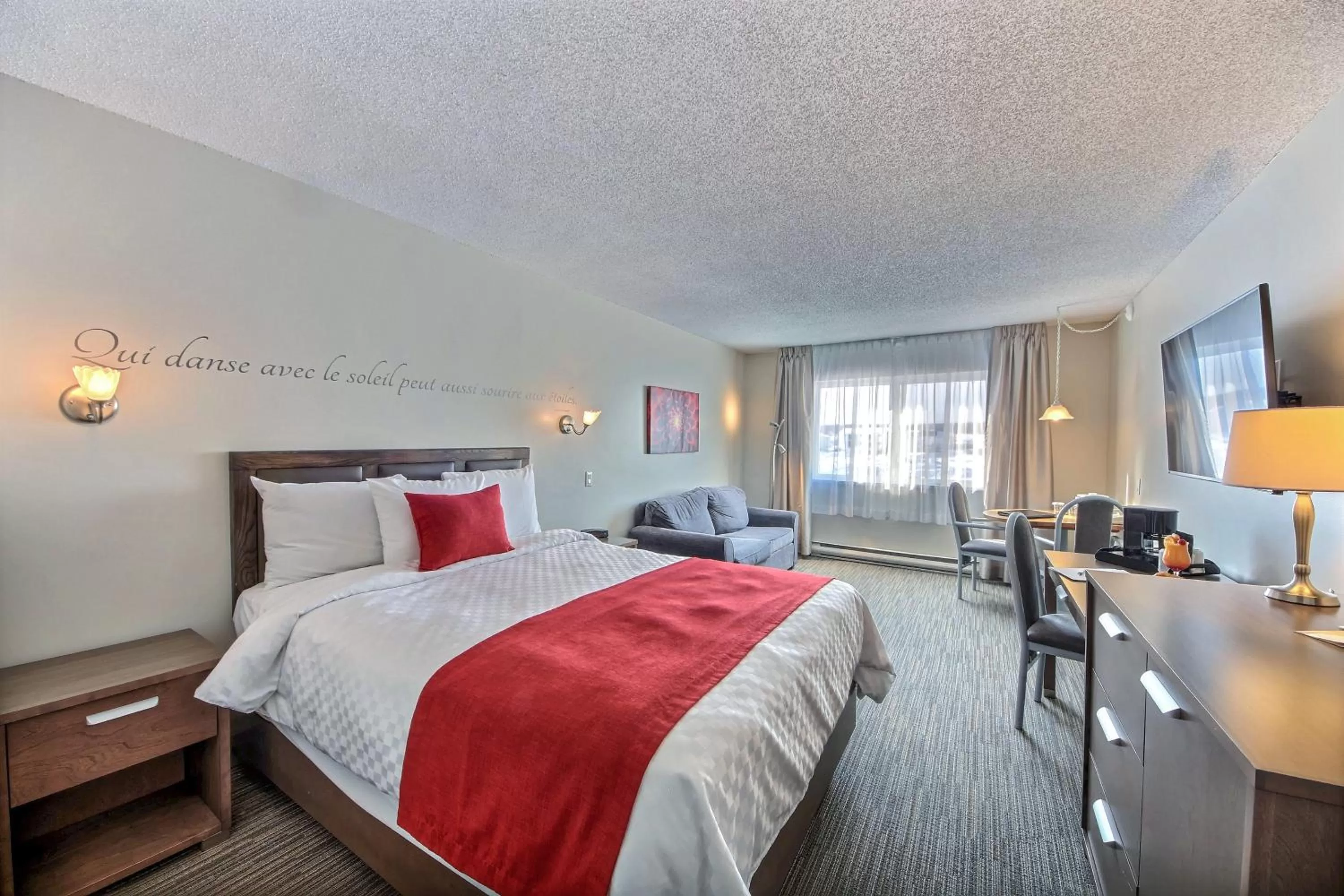 Photo of the whole room, Bed in Chateau Roberval