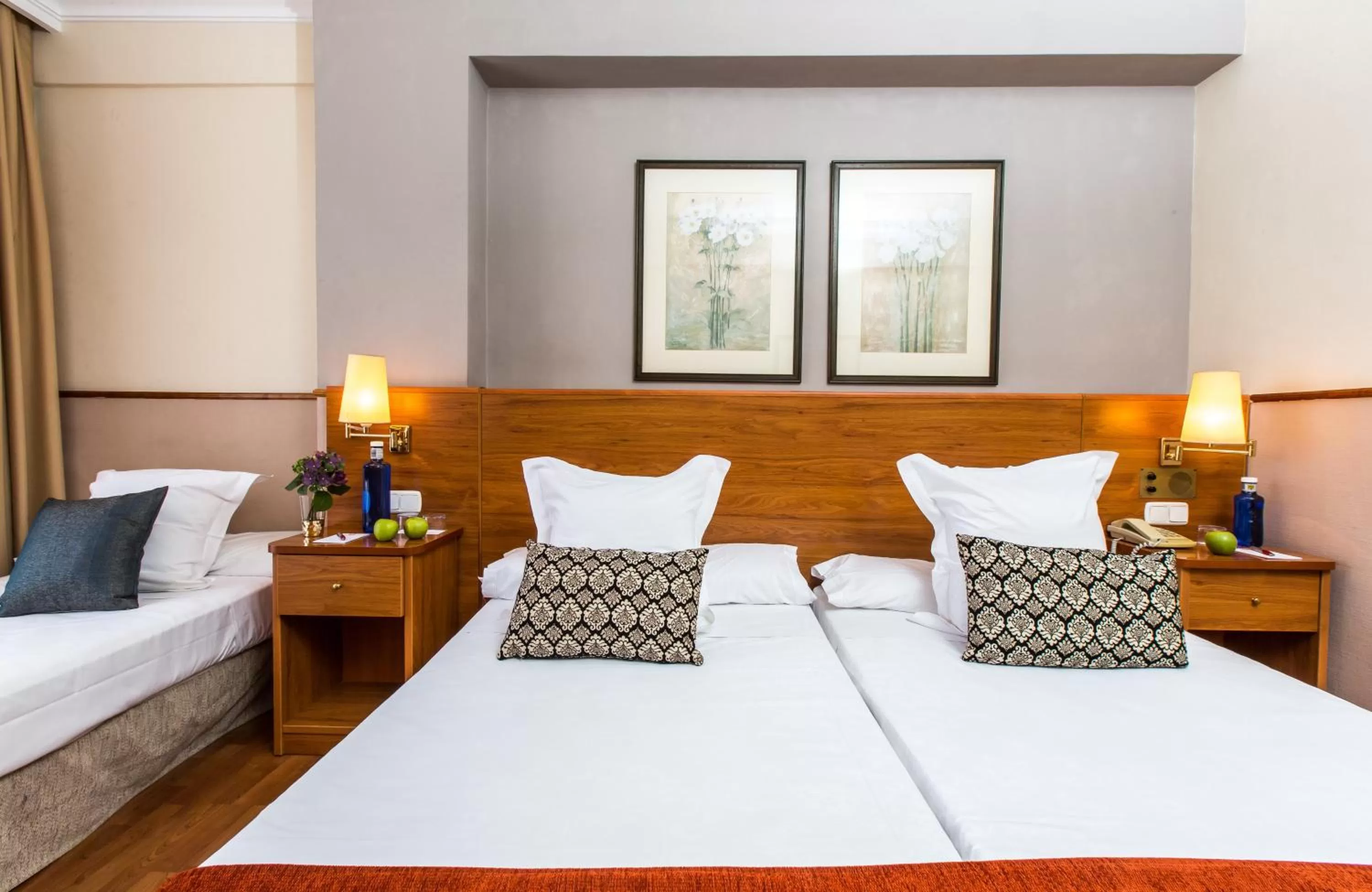 Photo of the whole room in Leonardo Hotel Granada