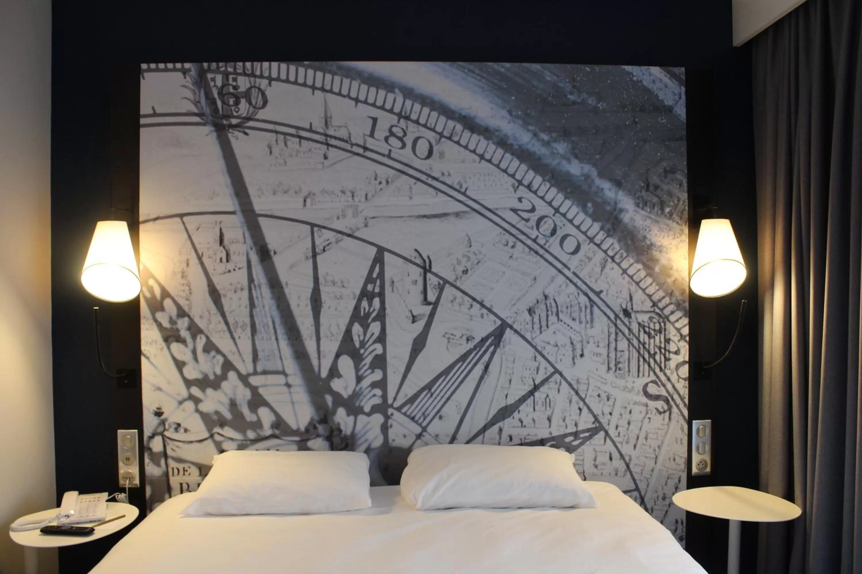 Bed in Mercure Beauvais Centre Cathédrale