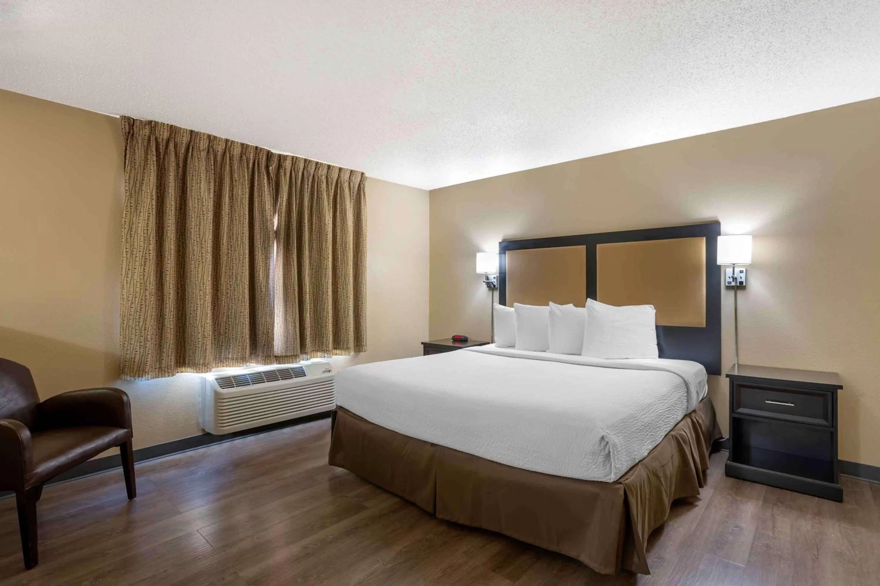 Bedroom, Bed in Extended Stay America Select Suites - Springfield - South