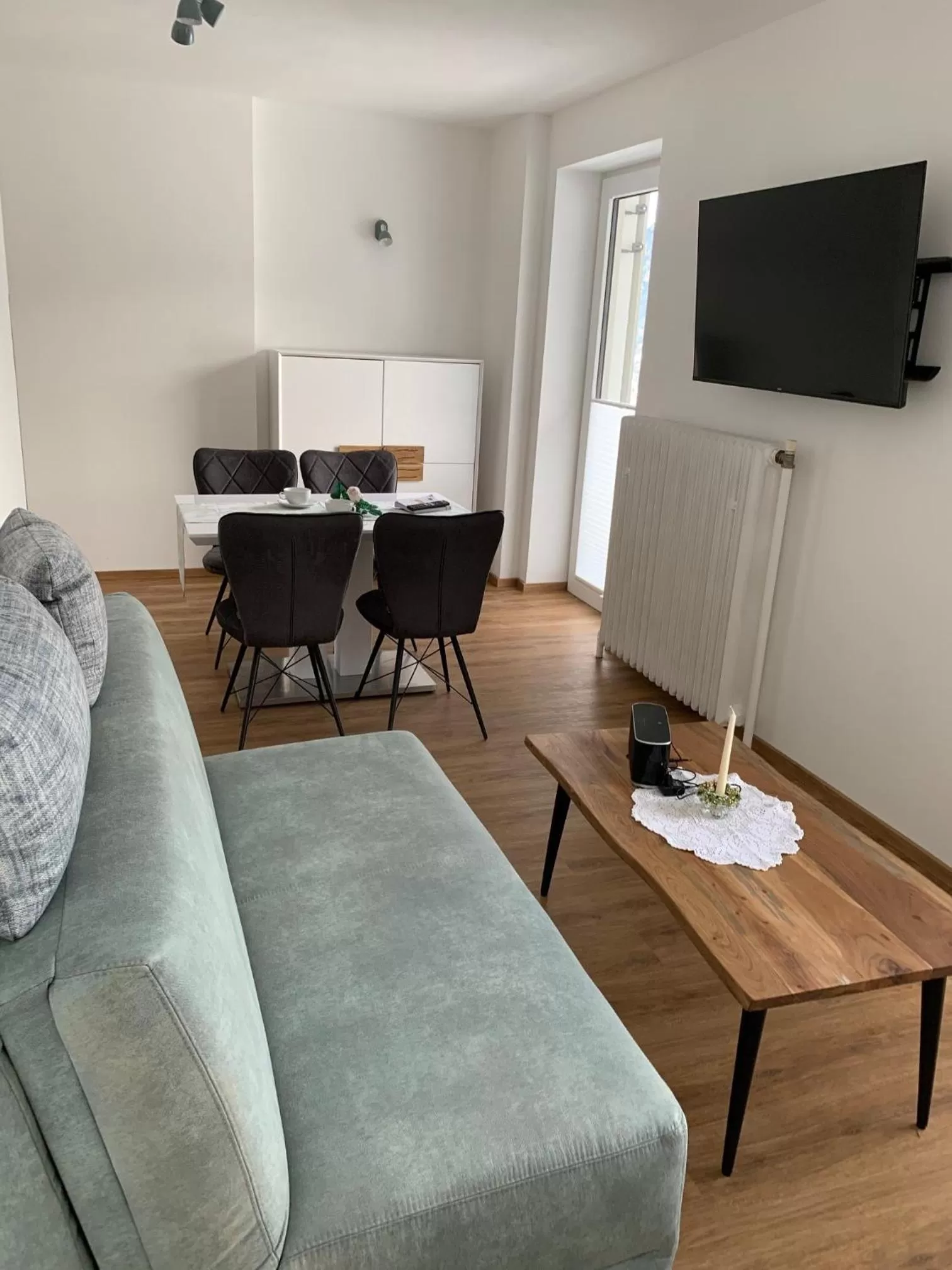 Communal lounge/ TV room, TV/Entertainment Center in Nefer, Haus