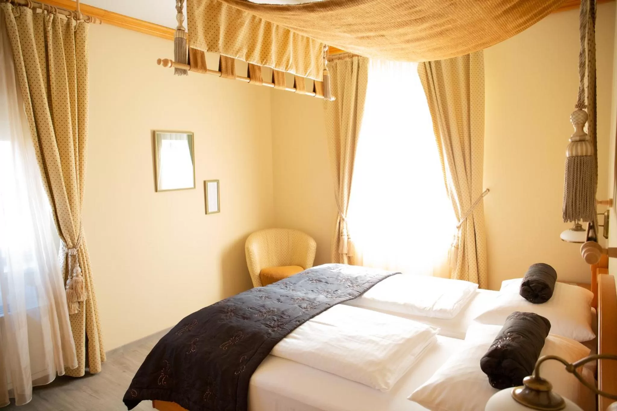 Bedroom, Bed in BIRKENHOF GOLS - B & B - Wohlfühl Hotel mit Wochenend-Restaurant