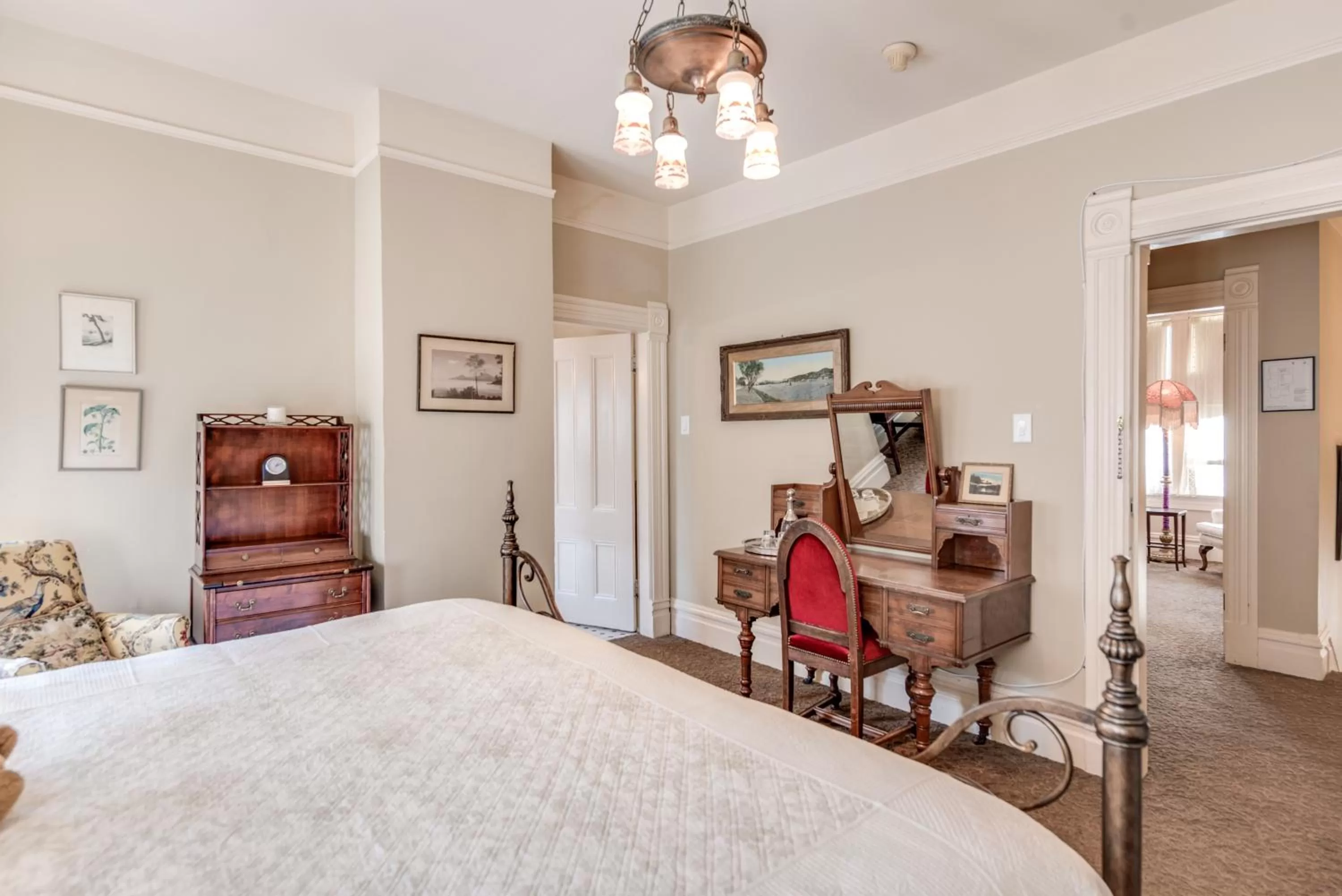 Bed in O Canada House Bed & Breakfast