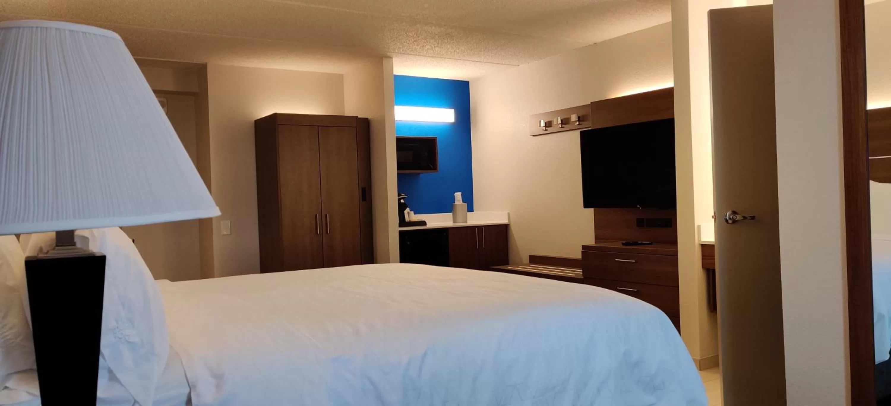 Bedroom, Bed in Holiday Inn Express Hotel & Suites Dallas Fort Worth Airport South by IHG
