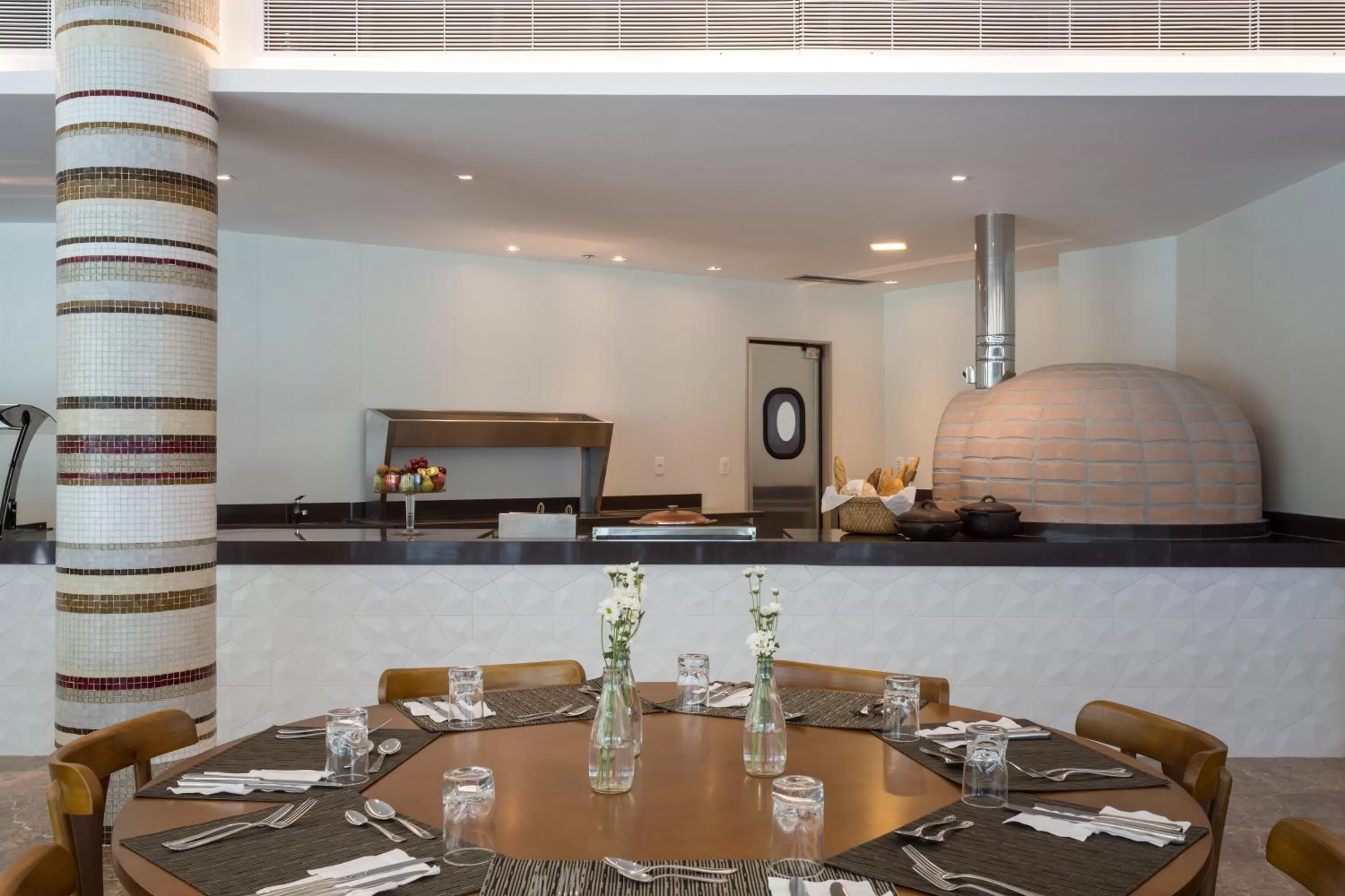 Restaurant/places to eat in Sleep Inn Praia do Canto