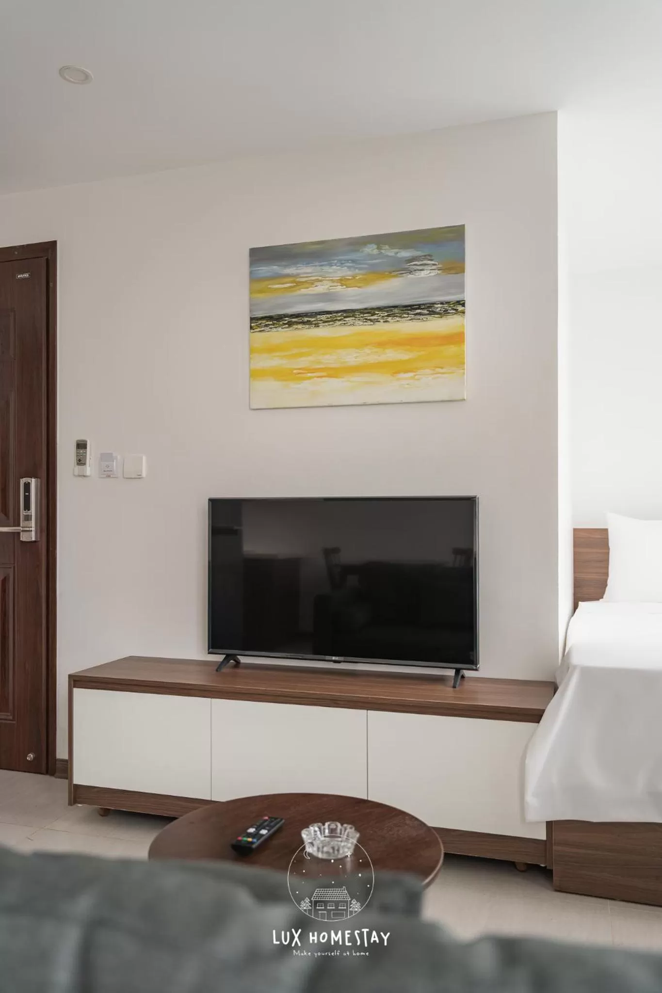 TV and multimedia, Bed in Lux Westlake Studio