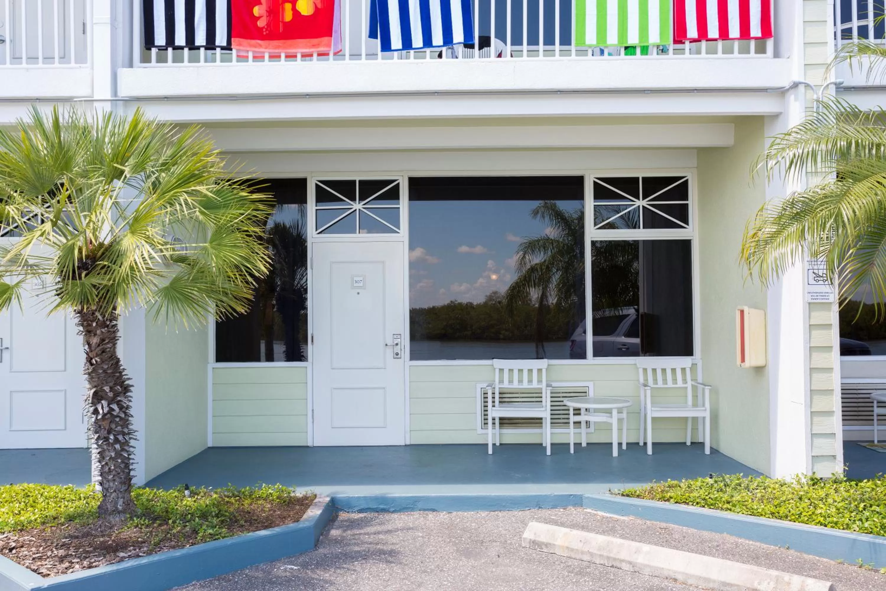 Property building in TAMPA BAY, BEACH step away, WIFI, FREE PARKING,POOLS, JACUZZI