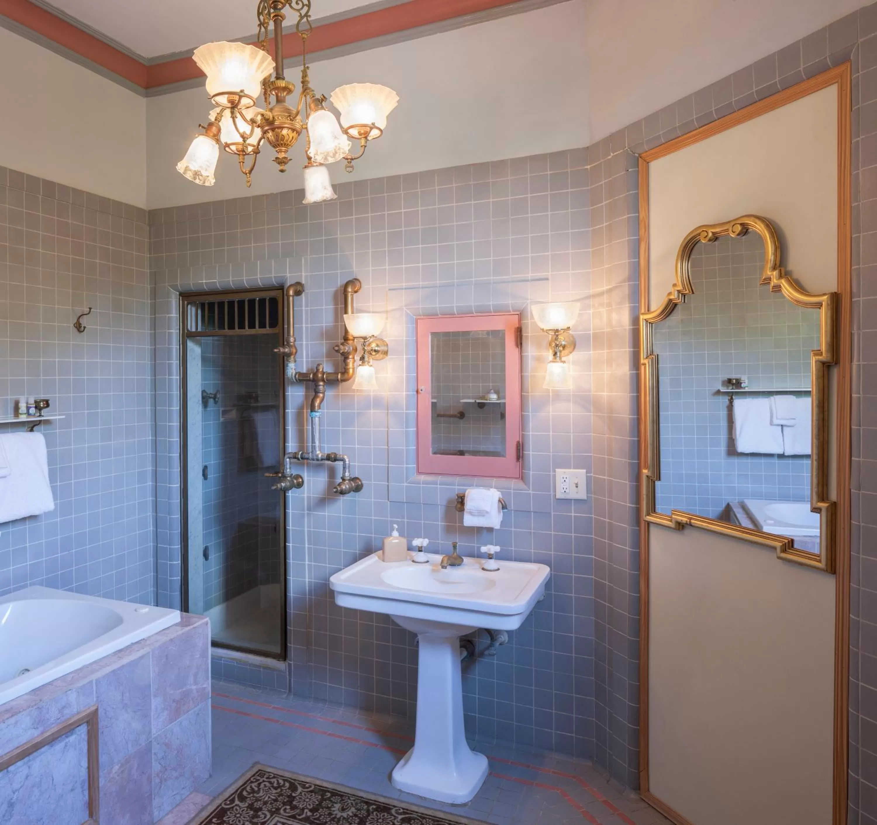 King Room with Spa Bath in Henderson Castle Inn