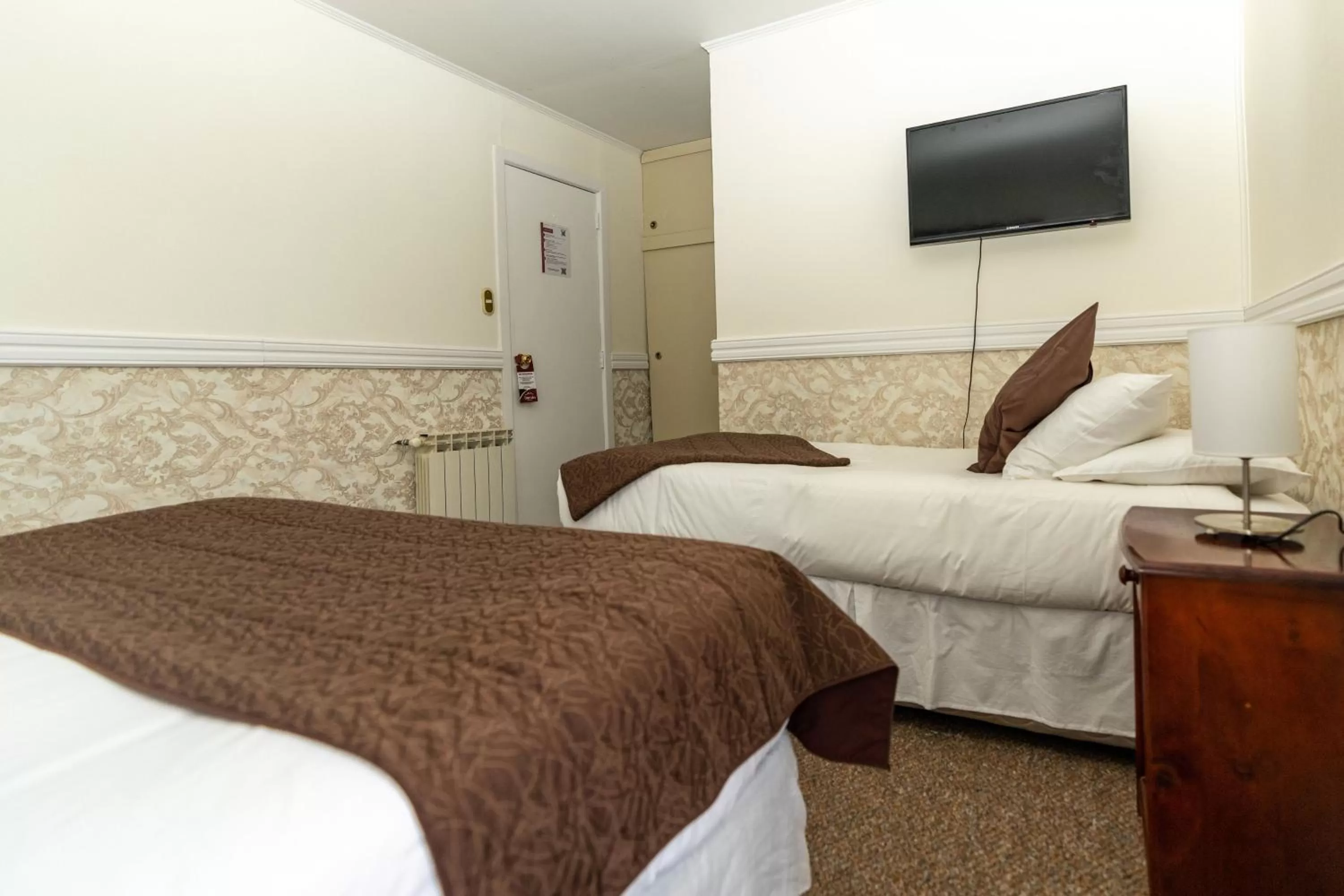 Photo of the whole room, Bed in Darwin Hotel