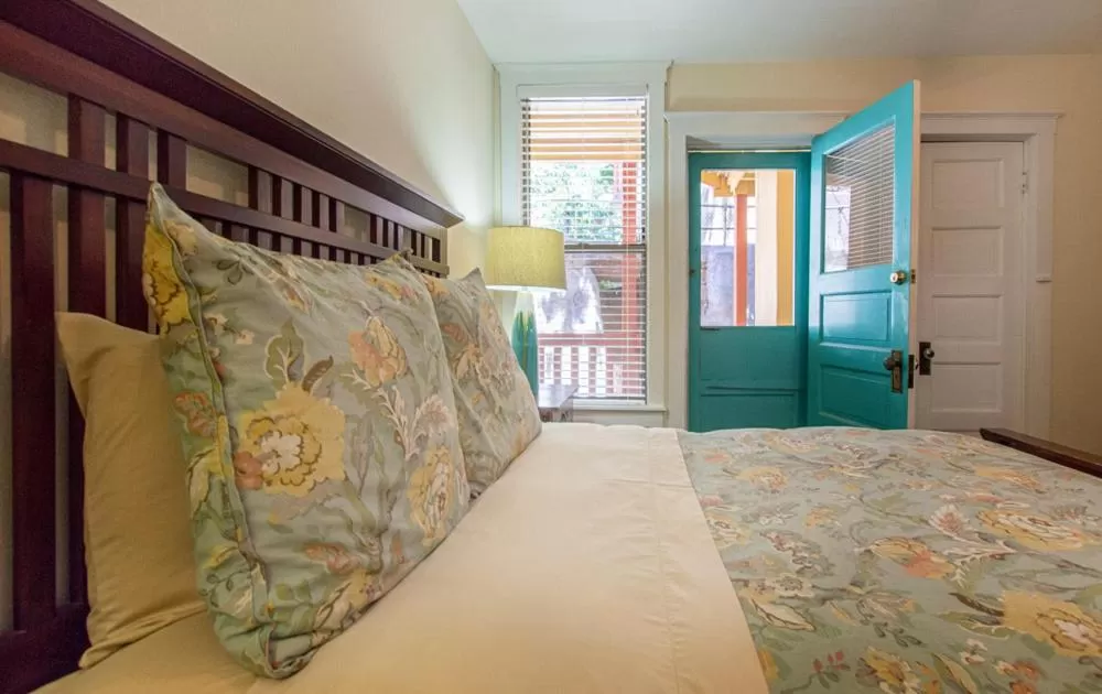 Bed in Eldorado Suites Hotel