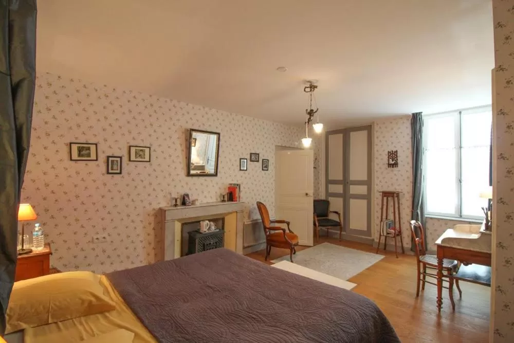 Photo of the whole room, Bed in La Jariette