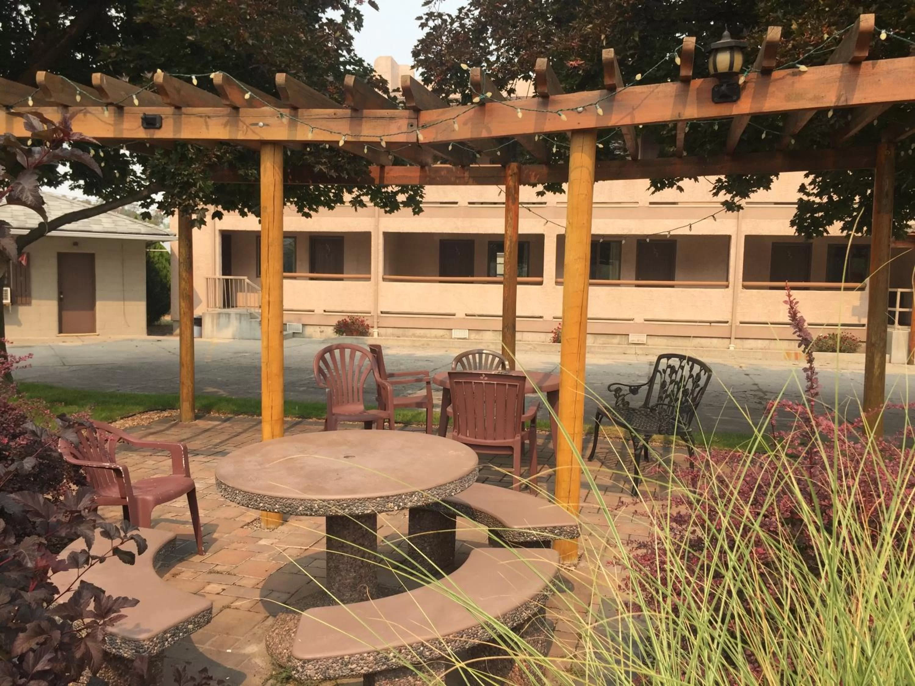 Patio in Avalon Inn