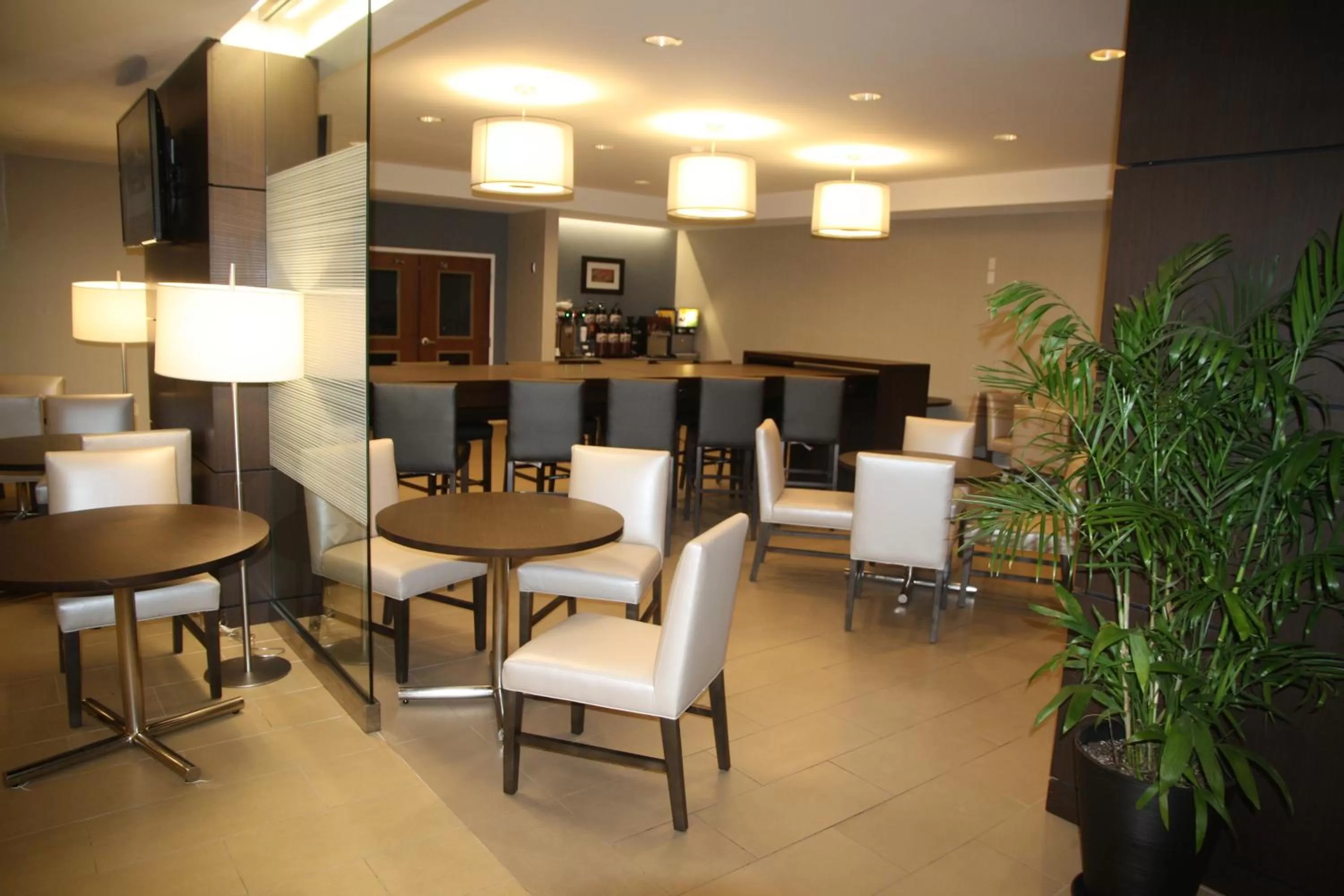 Communal lounge/ TV room in Wingate by Wyndham Niagara Falls