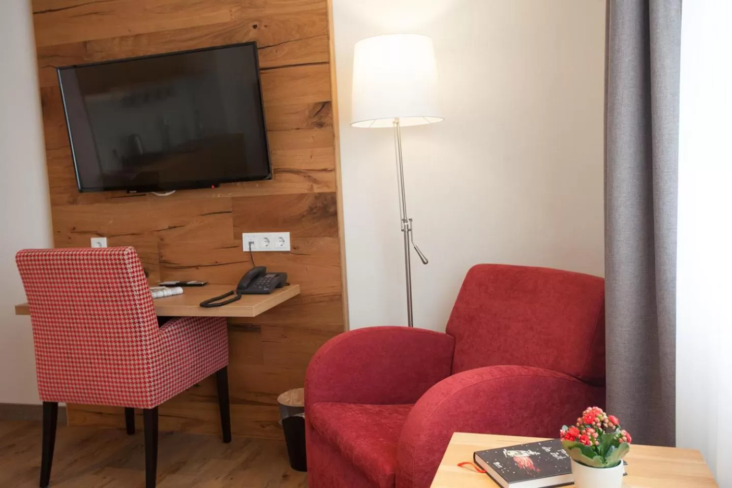 TV/Entertainment Center in Hotel & Landgasthof Hoheluft