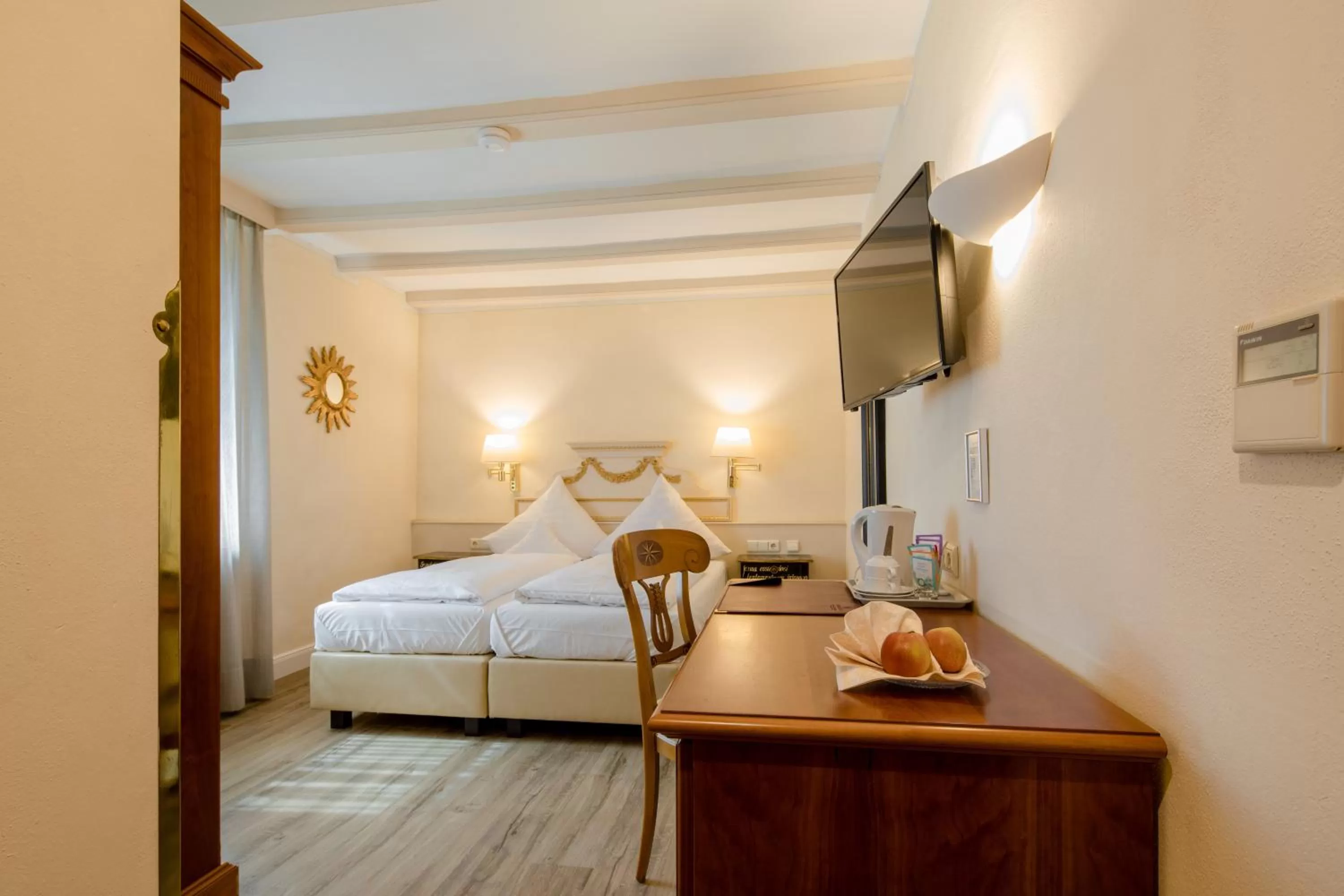 Coffee/tea facilities, Bed in Simones Hotel Fürstenhof