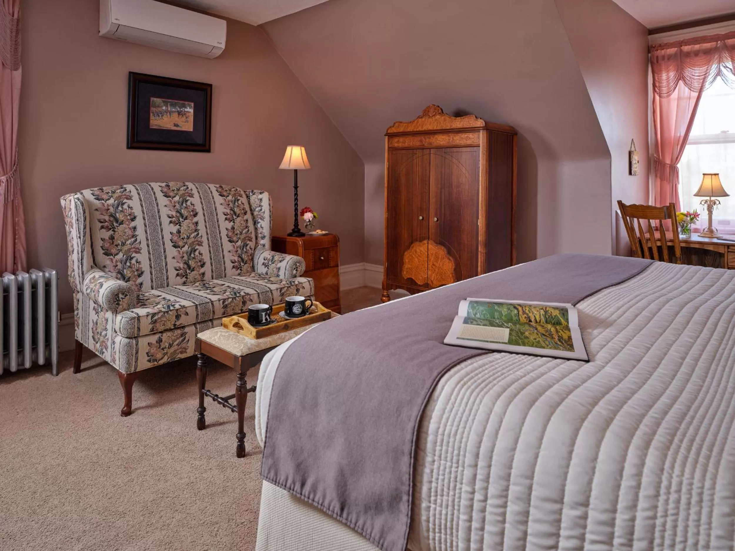 Seating area, Bed in Keystone Inn Bed and Breakfast