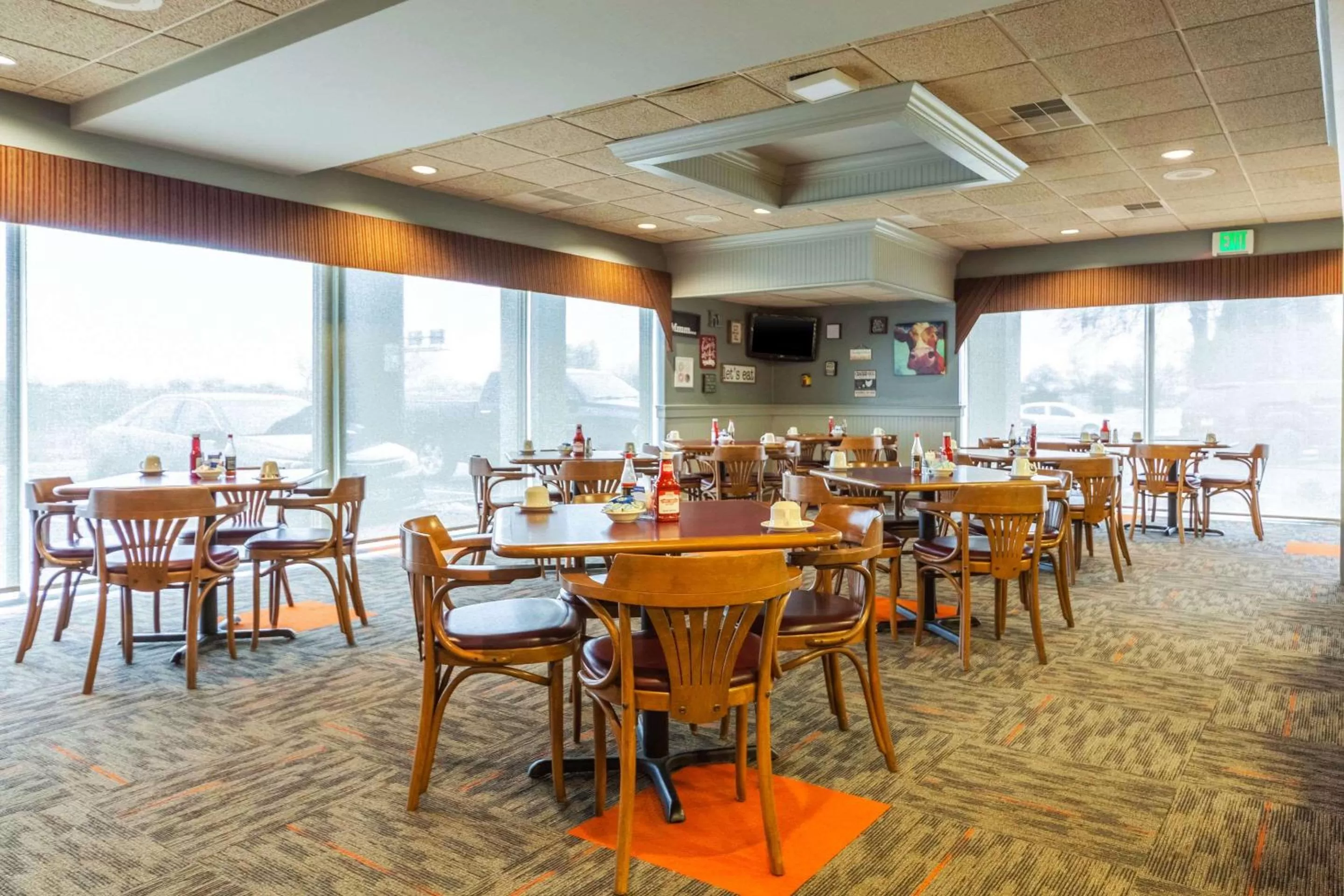 Restaurant/places to eat in Suburban Studios I-80 Grand Island