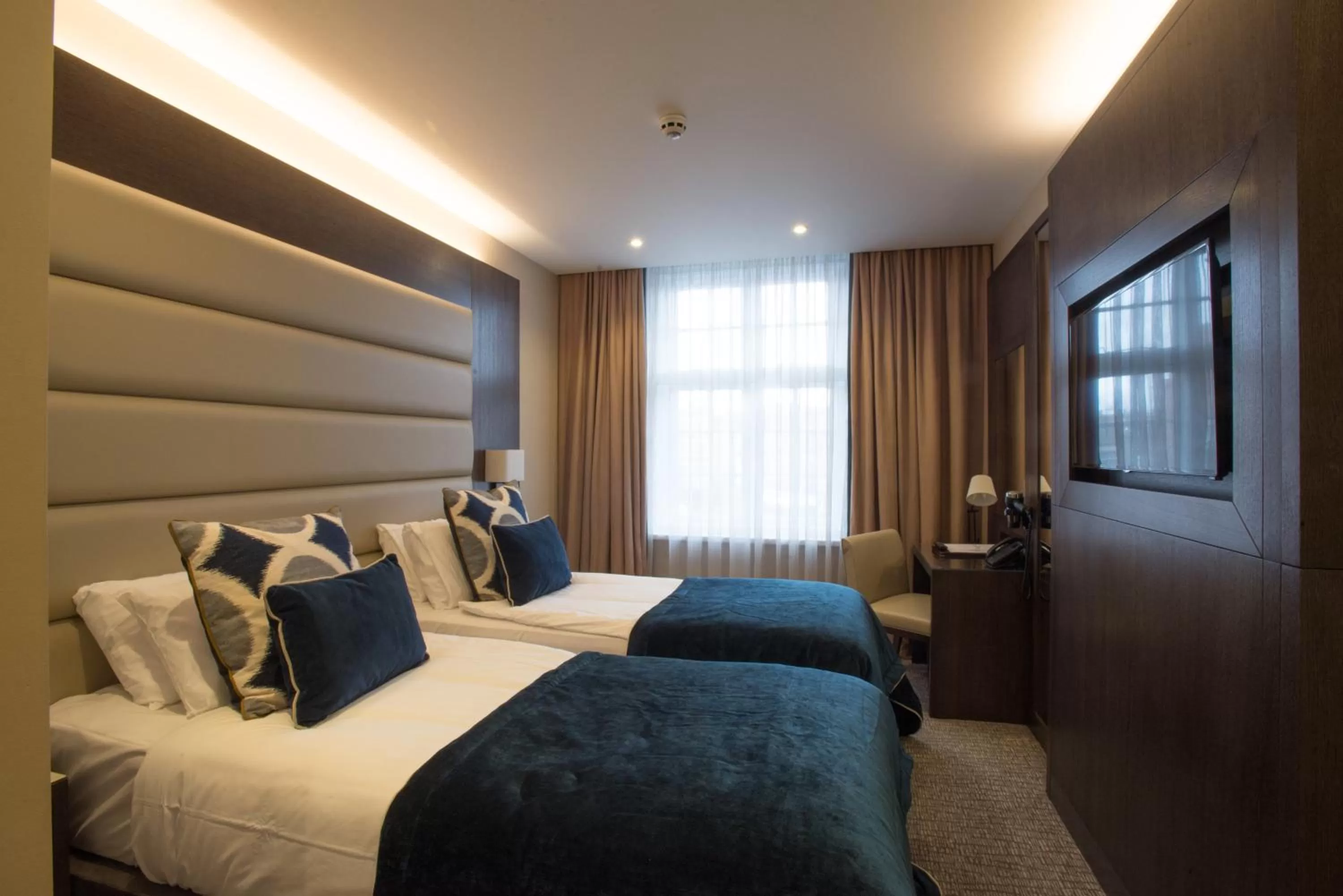 Photo of the whole room, Bed in The Kings Head Hotel