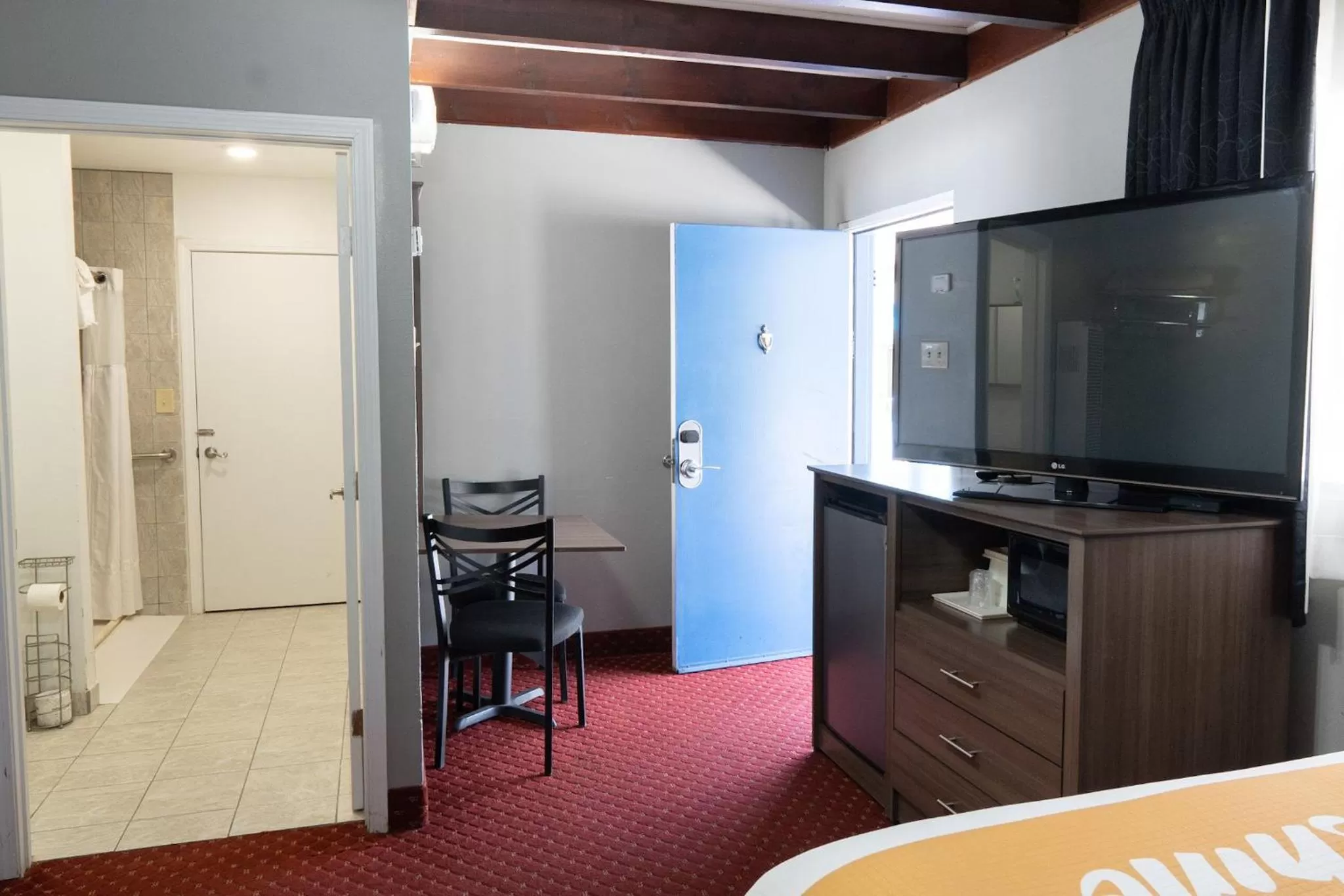 Photo of the whole room in Budget Lodge