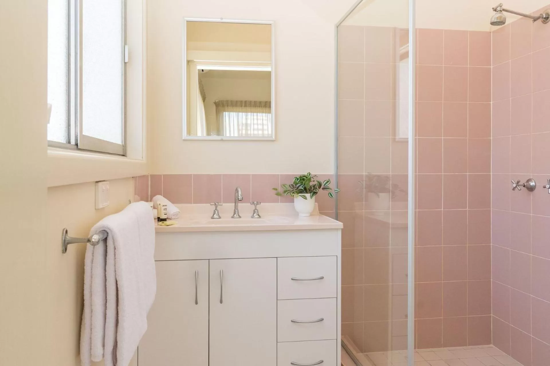 Bathroom in Pacific Motel 05