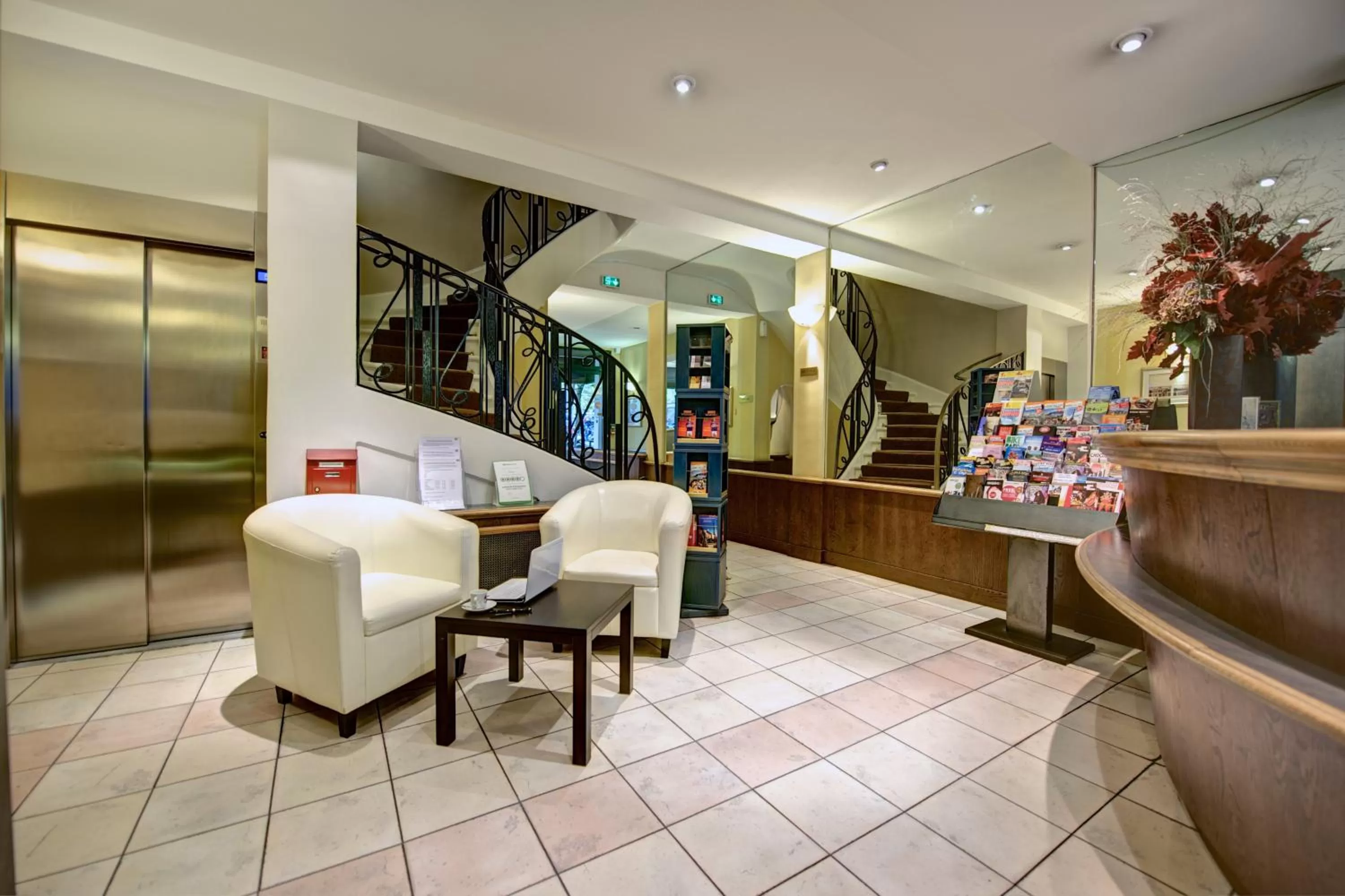 Lobby or reception in Hôtel Du Midi Paris Montparnasse
