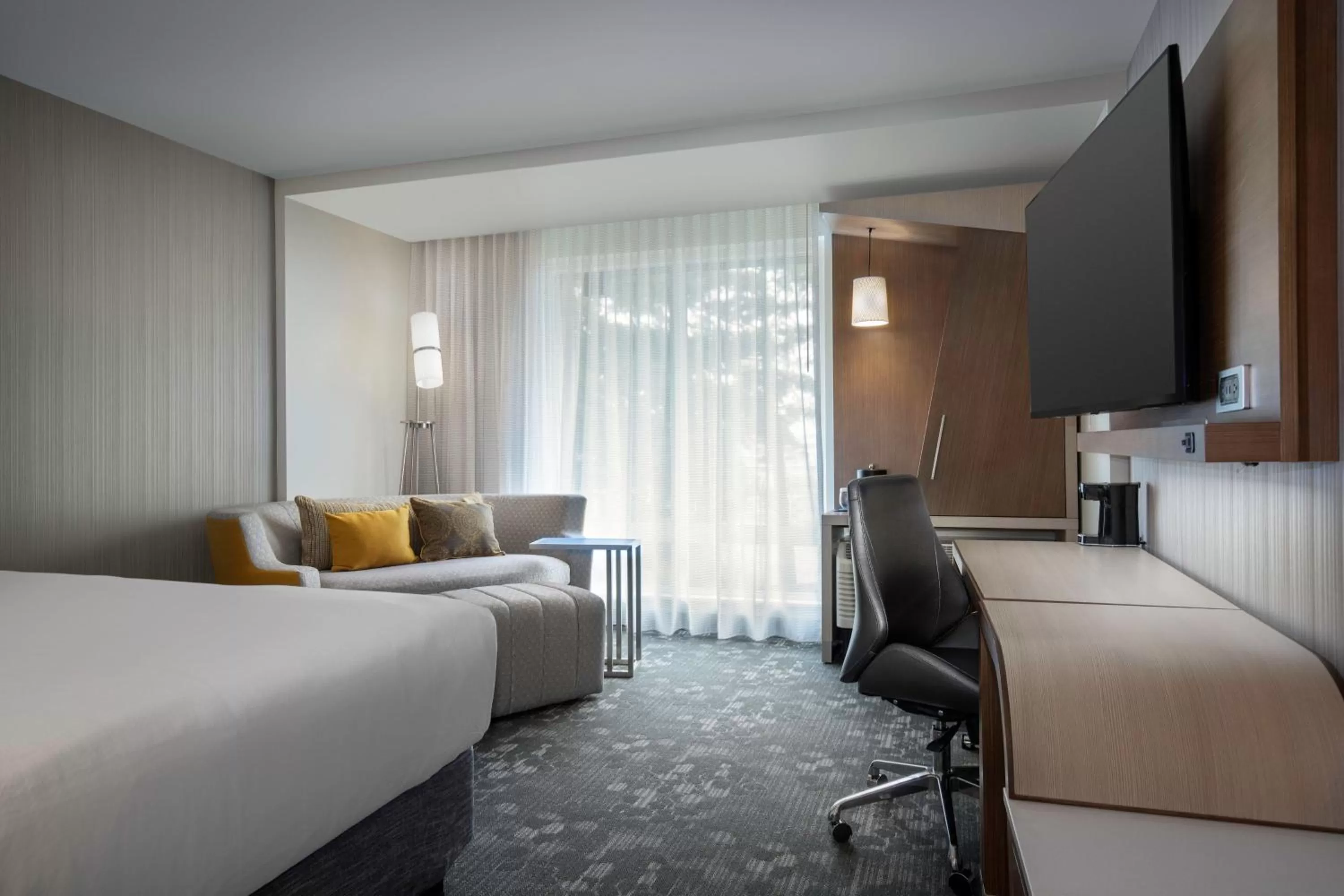 Photo of the whole room, Bed in Courtyard by Marriott Nanaimo