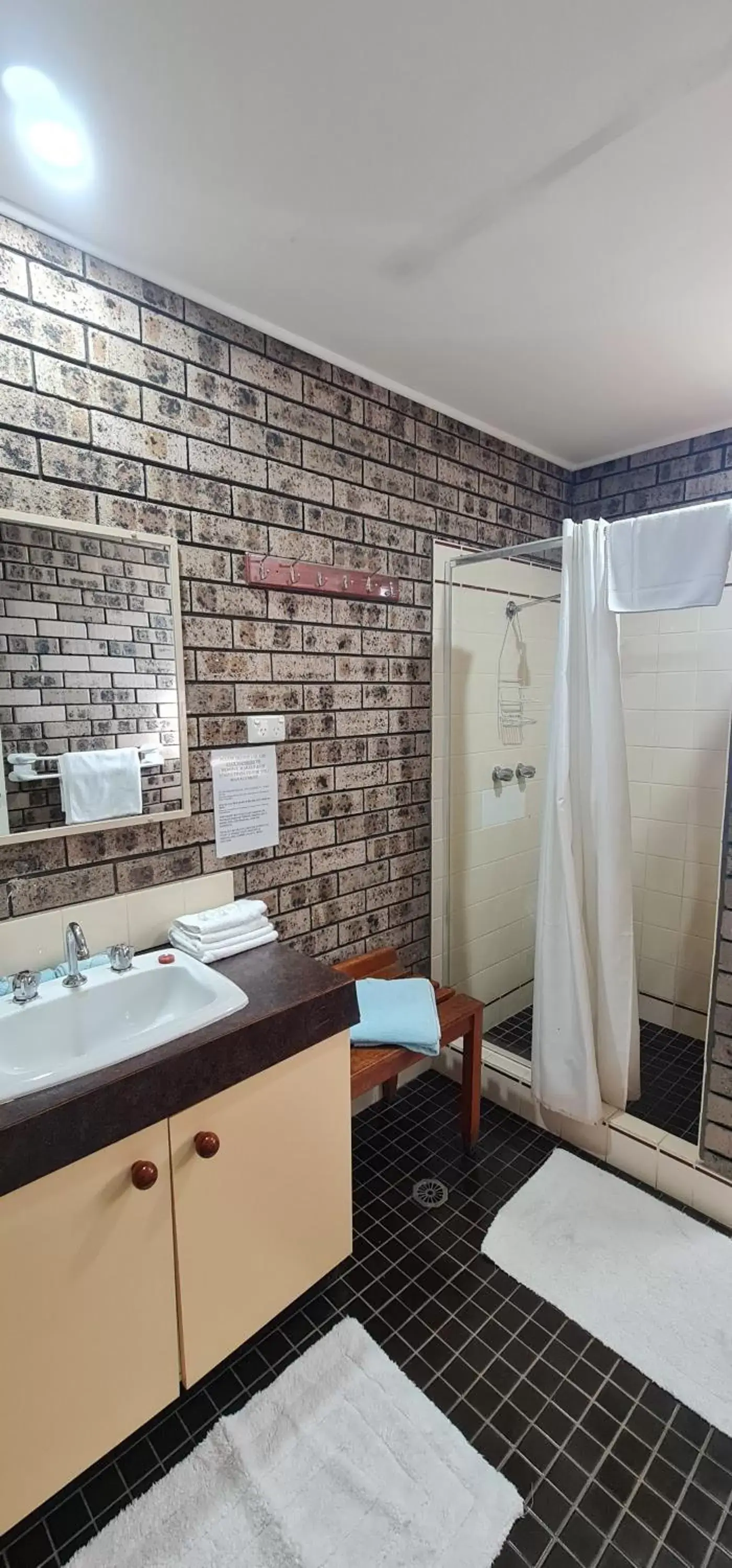 Family Twin Room - 1st Floor in The SIM - Sussex Inlet Motel Family Twin Room - 1st Floor in The SIM - Sussex Inlet Motel