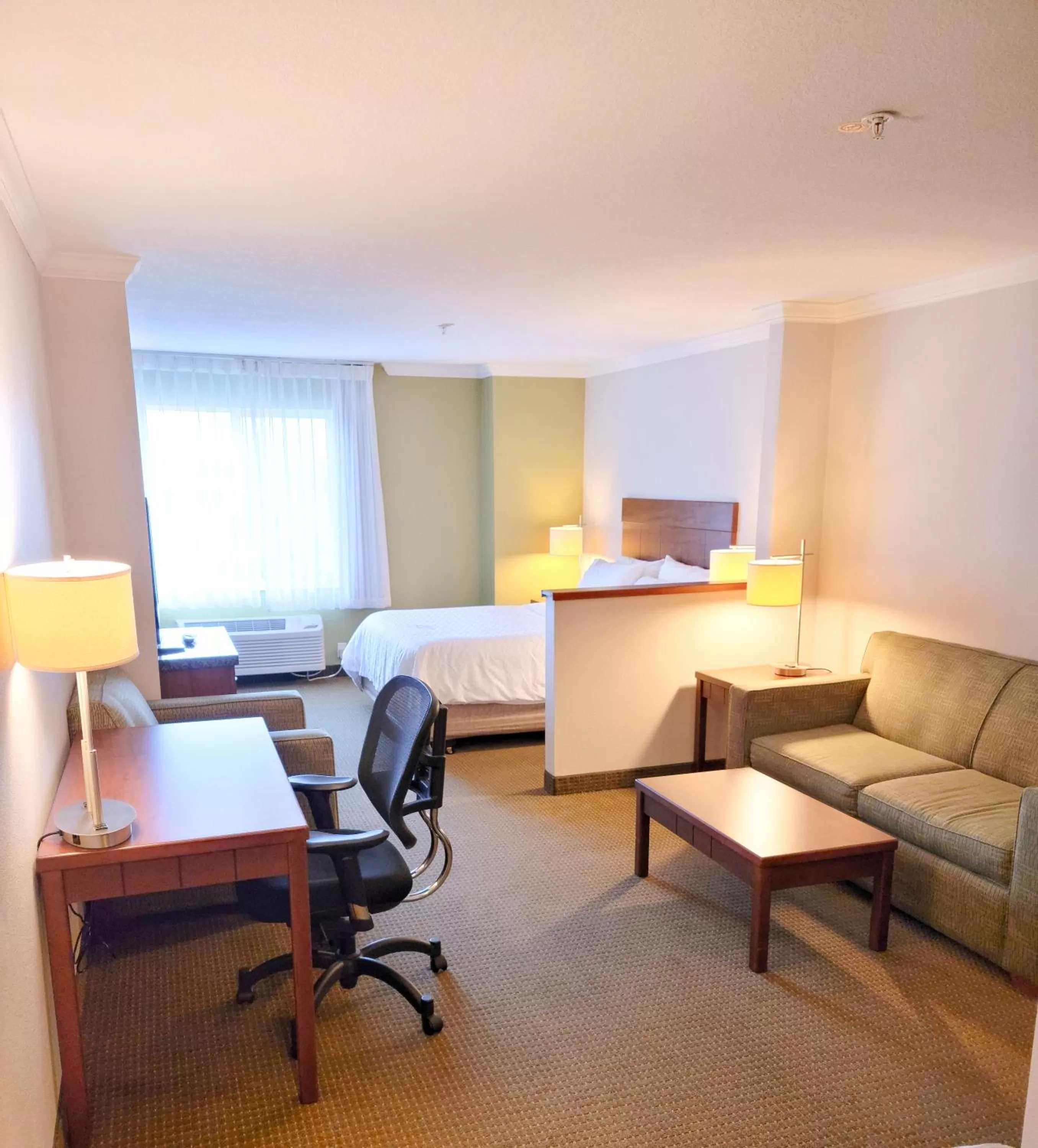 Living room, Bed in Holiday Inn Express Hotel & Suites Portland-Northwest Downtown by IHG