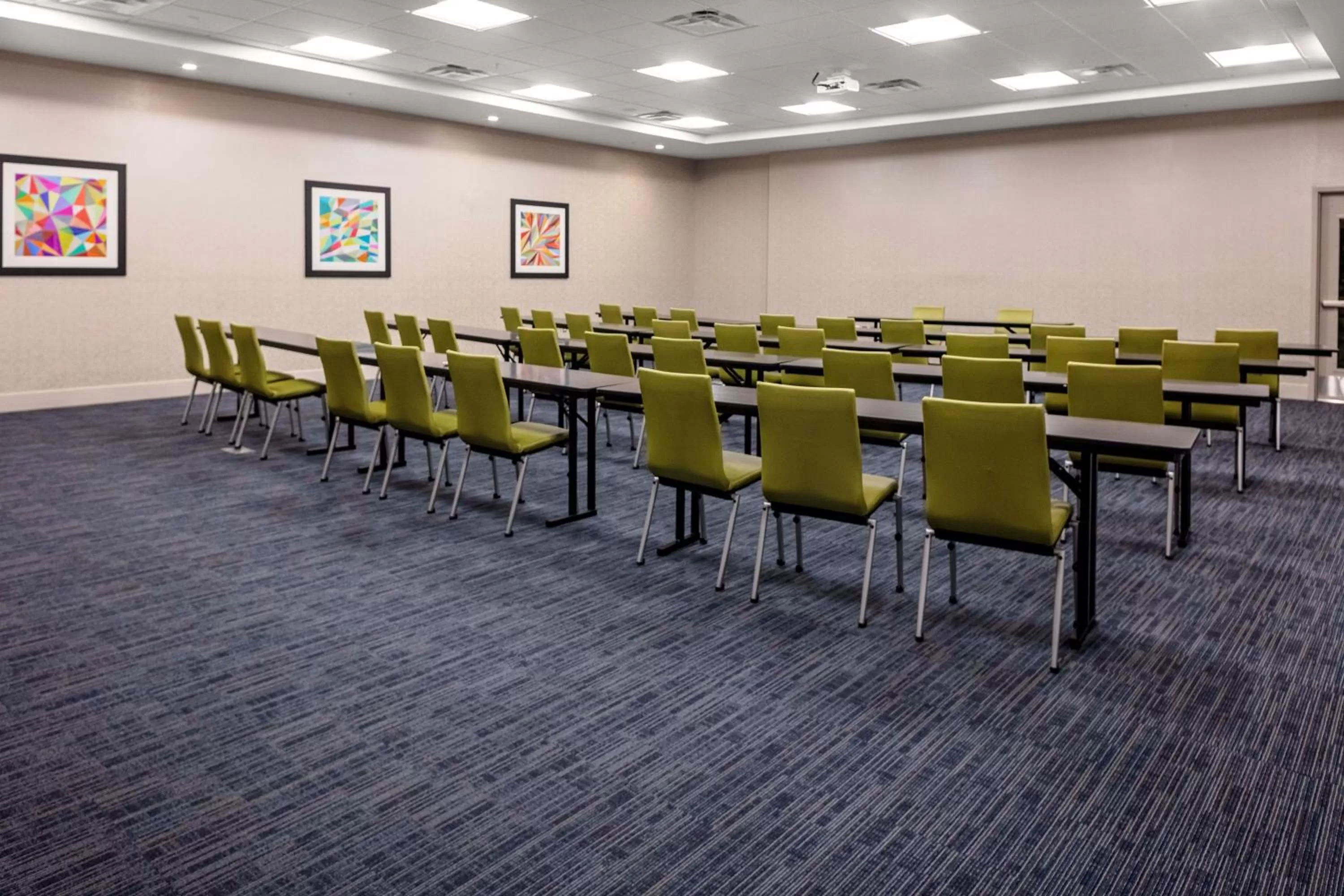 Meeting/conference room in Holiday Inn Express & Suites - Madison by IHG