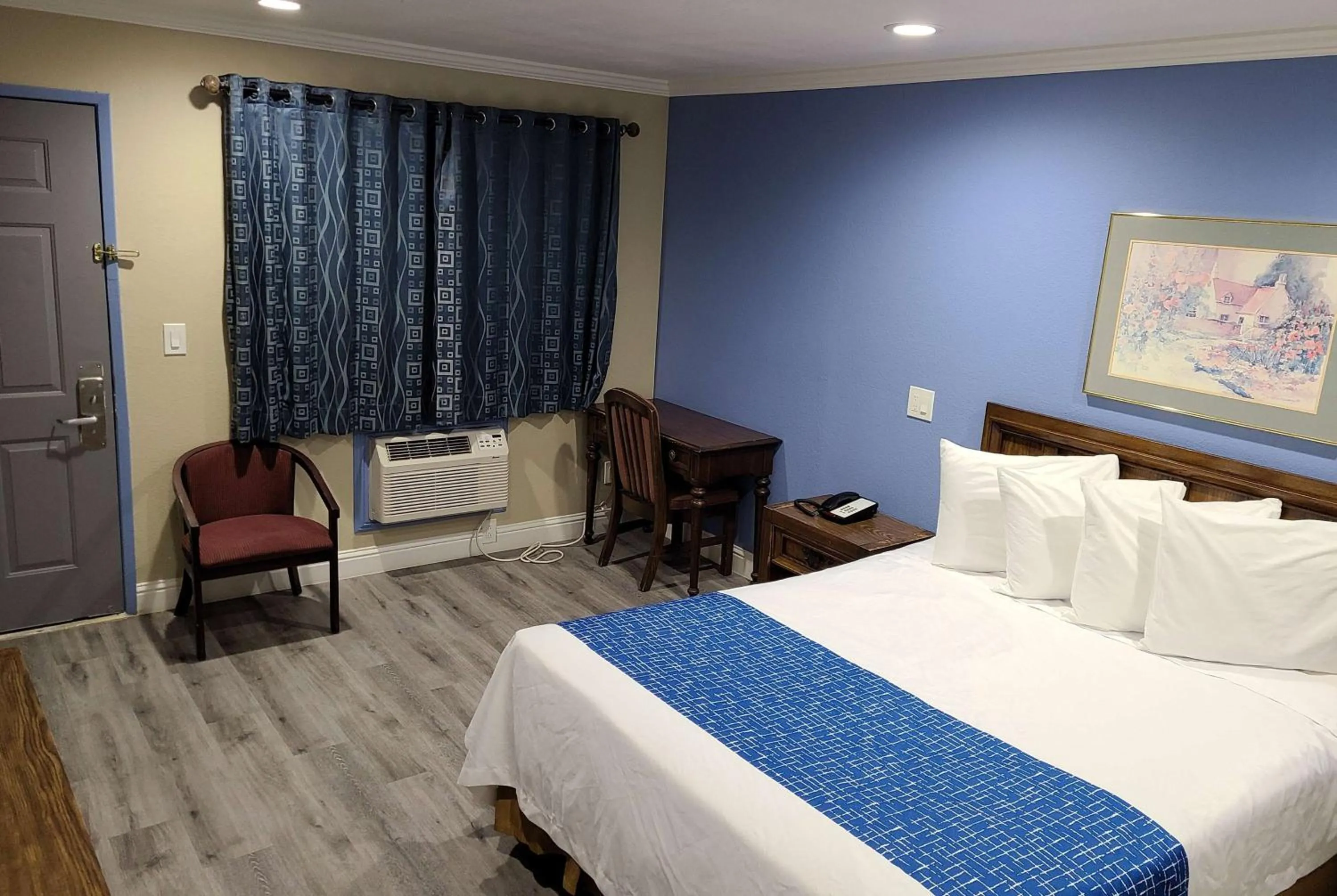 Photo of the whole room, Bed in Travelodge by Wyndham Clearlake