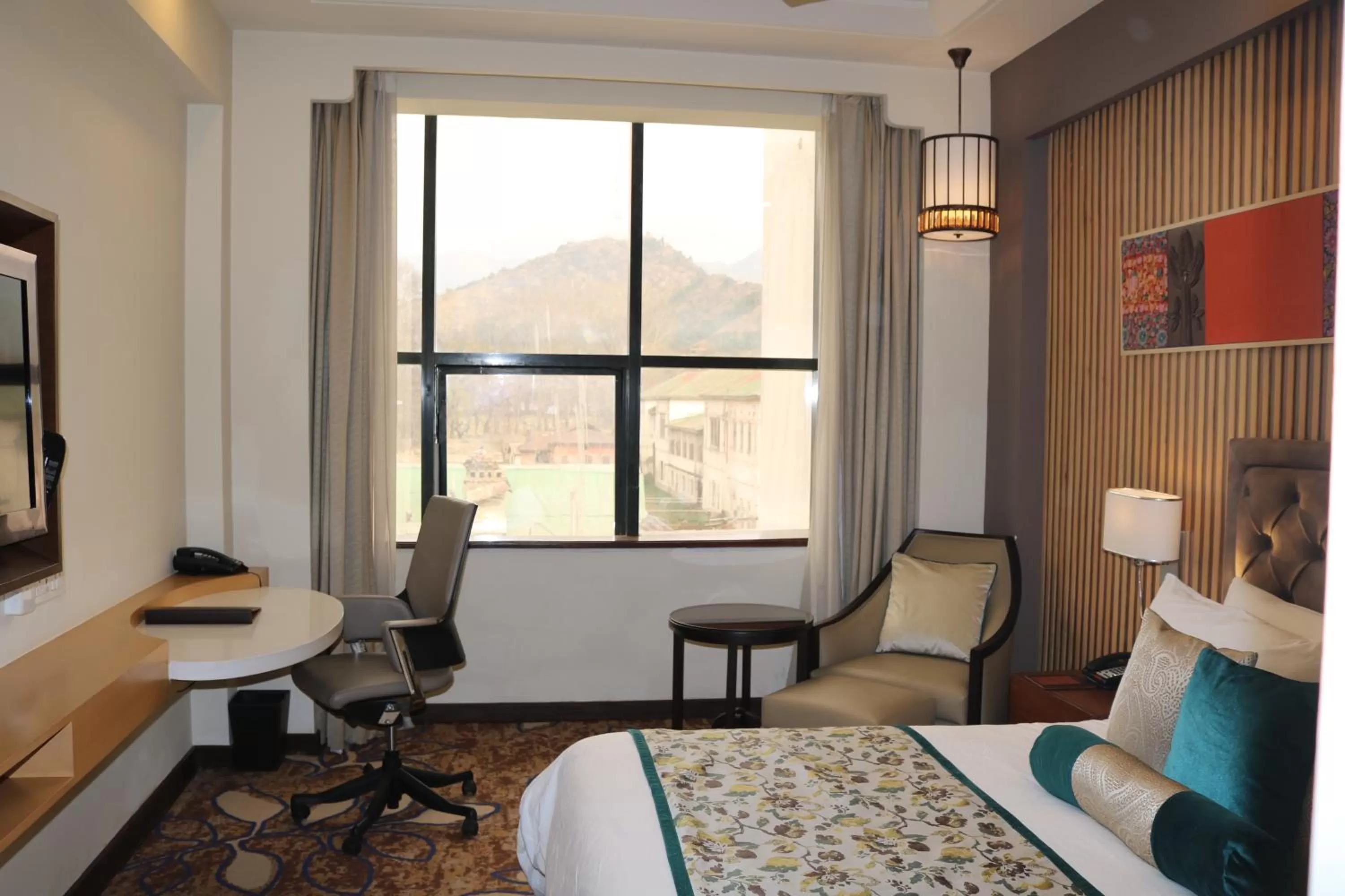 Mountain view, Bed in Radisson Srinagar