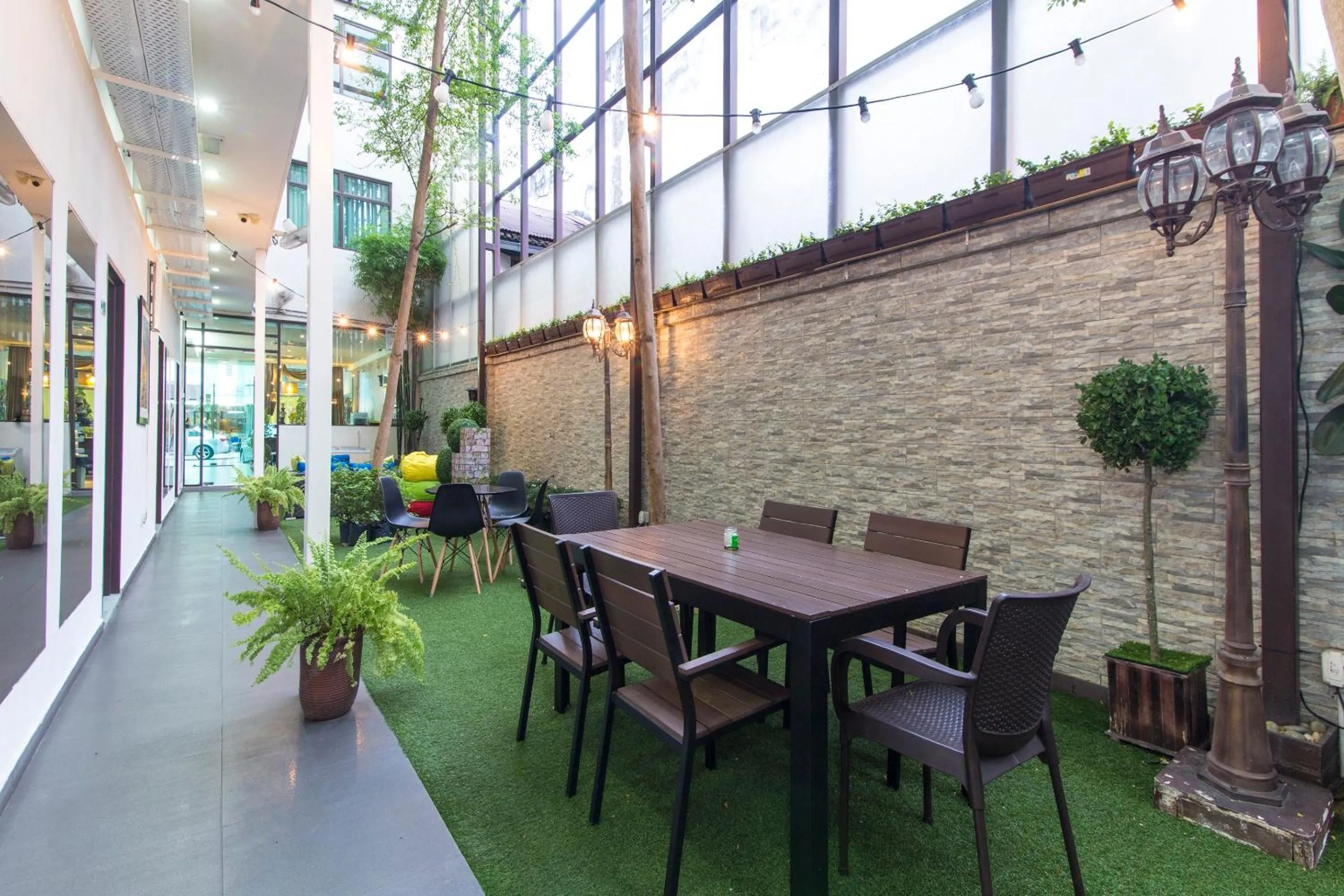 Restaurant/places to eat in V Garden Hotel