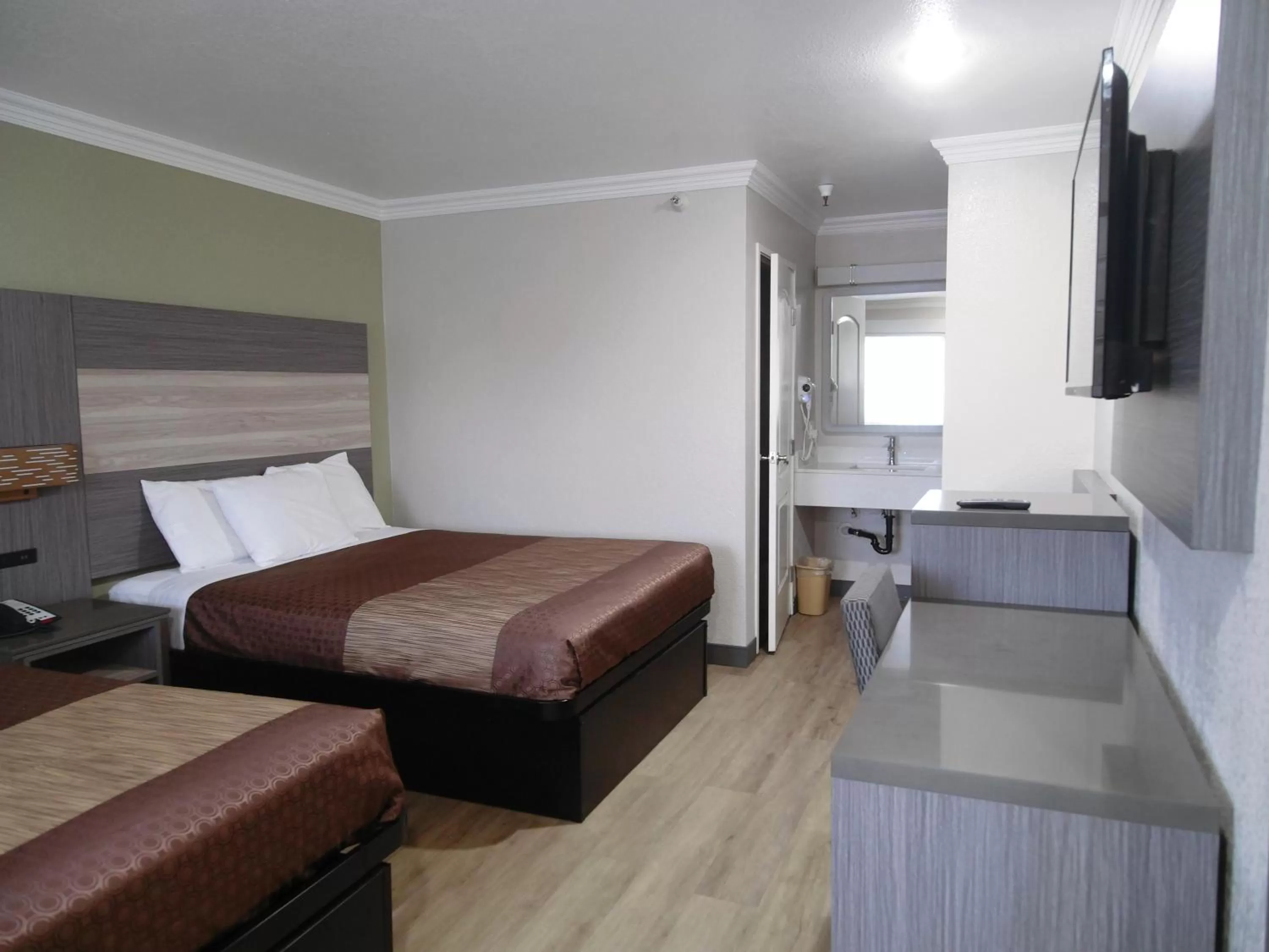 TV and multimedia, Bed in Americas Best Value Inn-Rialto