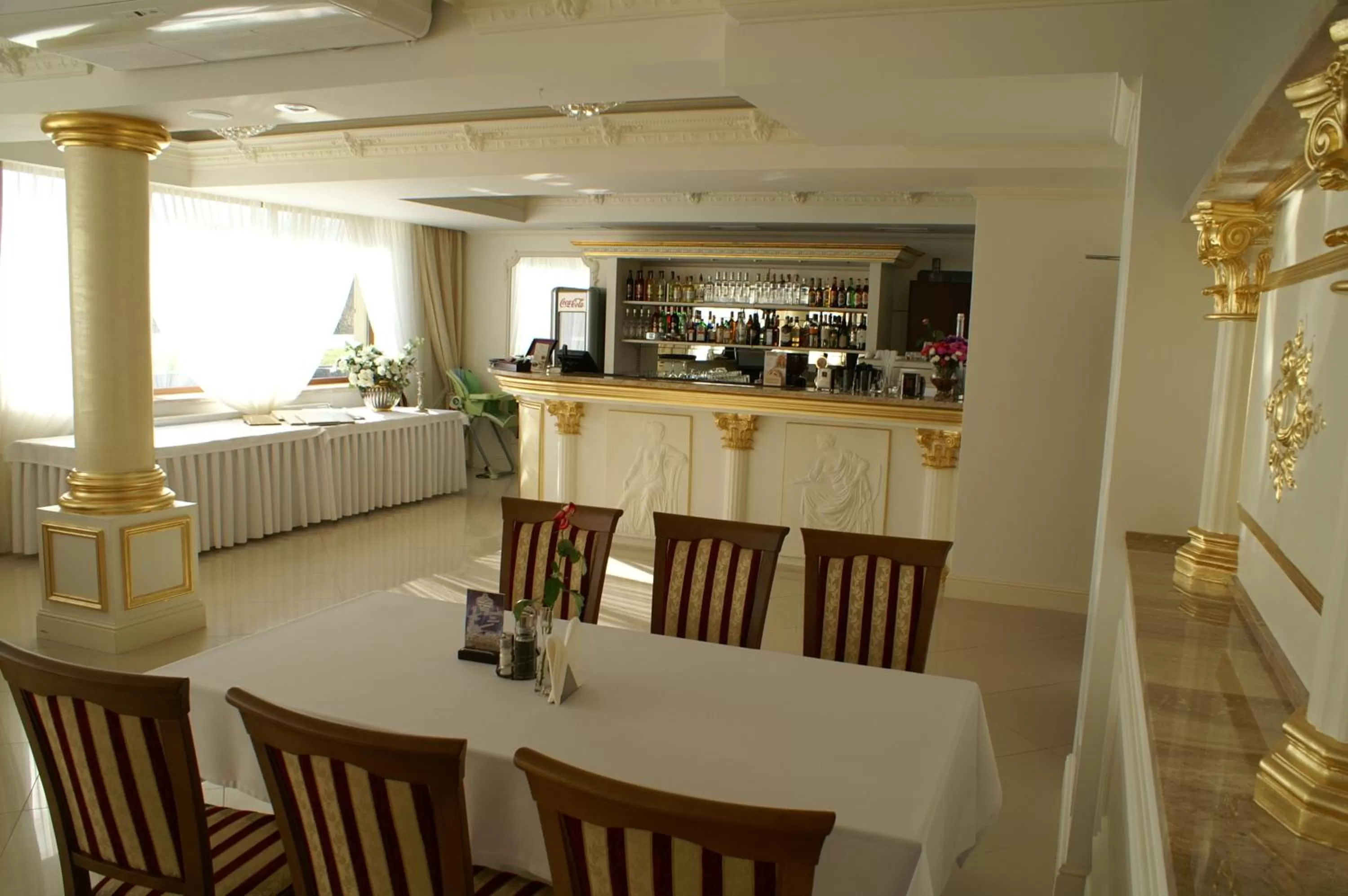 Restaurant/places to eat in Hotel President